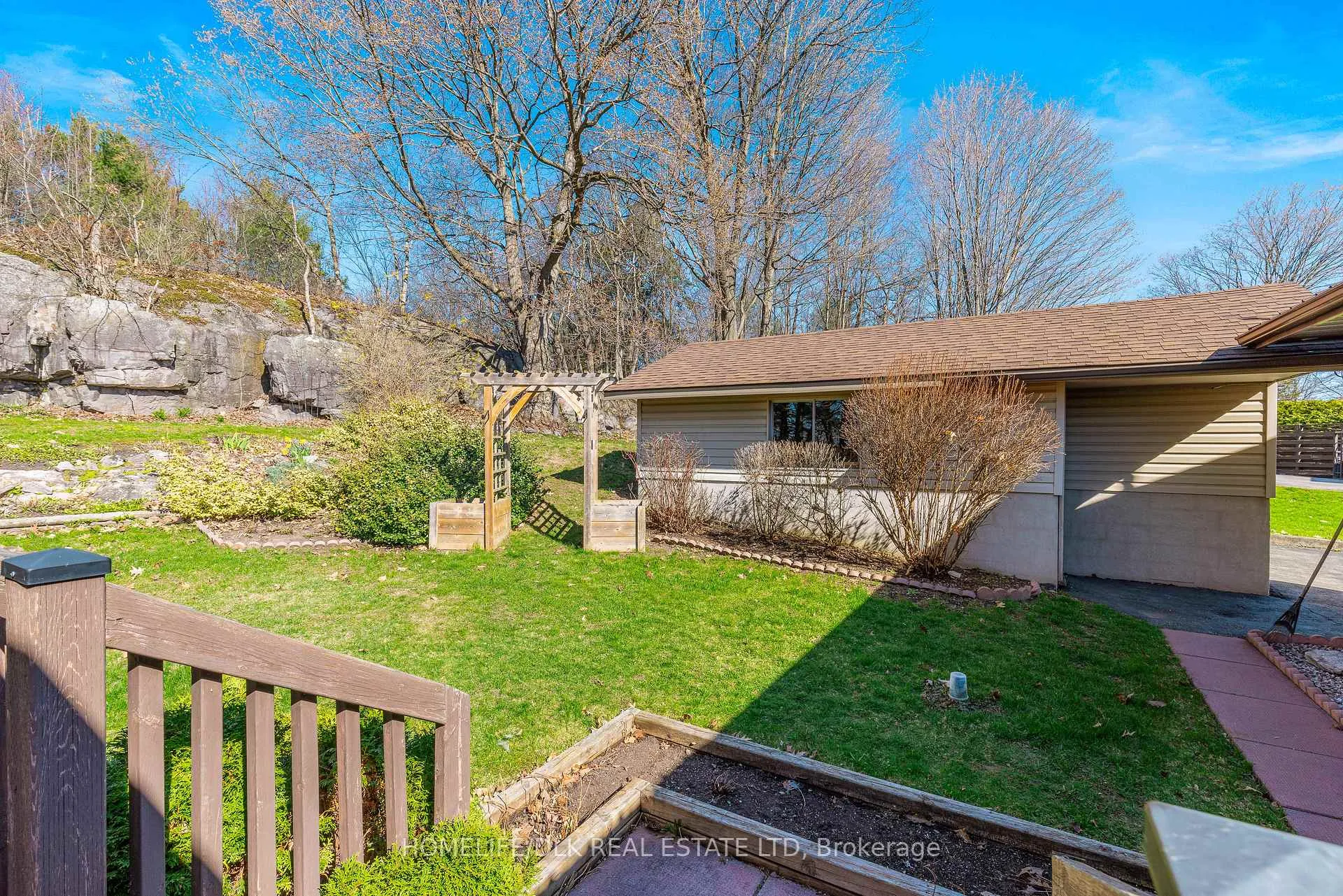 Photo 5 of 10 Oak Crescent, Brockville — HOMEH
