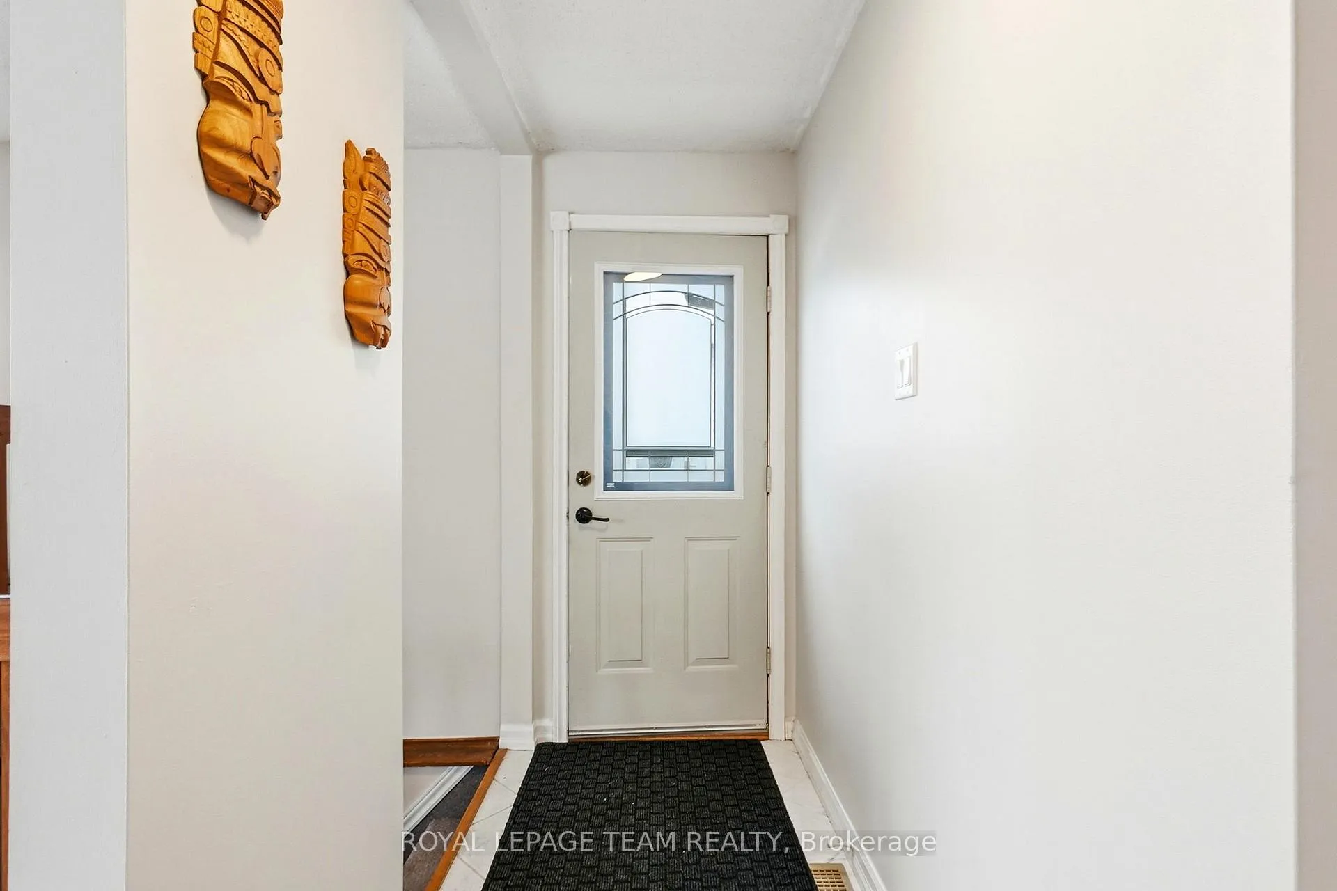 Photo 2 of 9 Shouldice Crescent, Ottawa, Kanata - Glencairn/Hazeldean — HOMEH