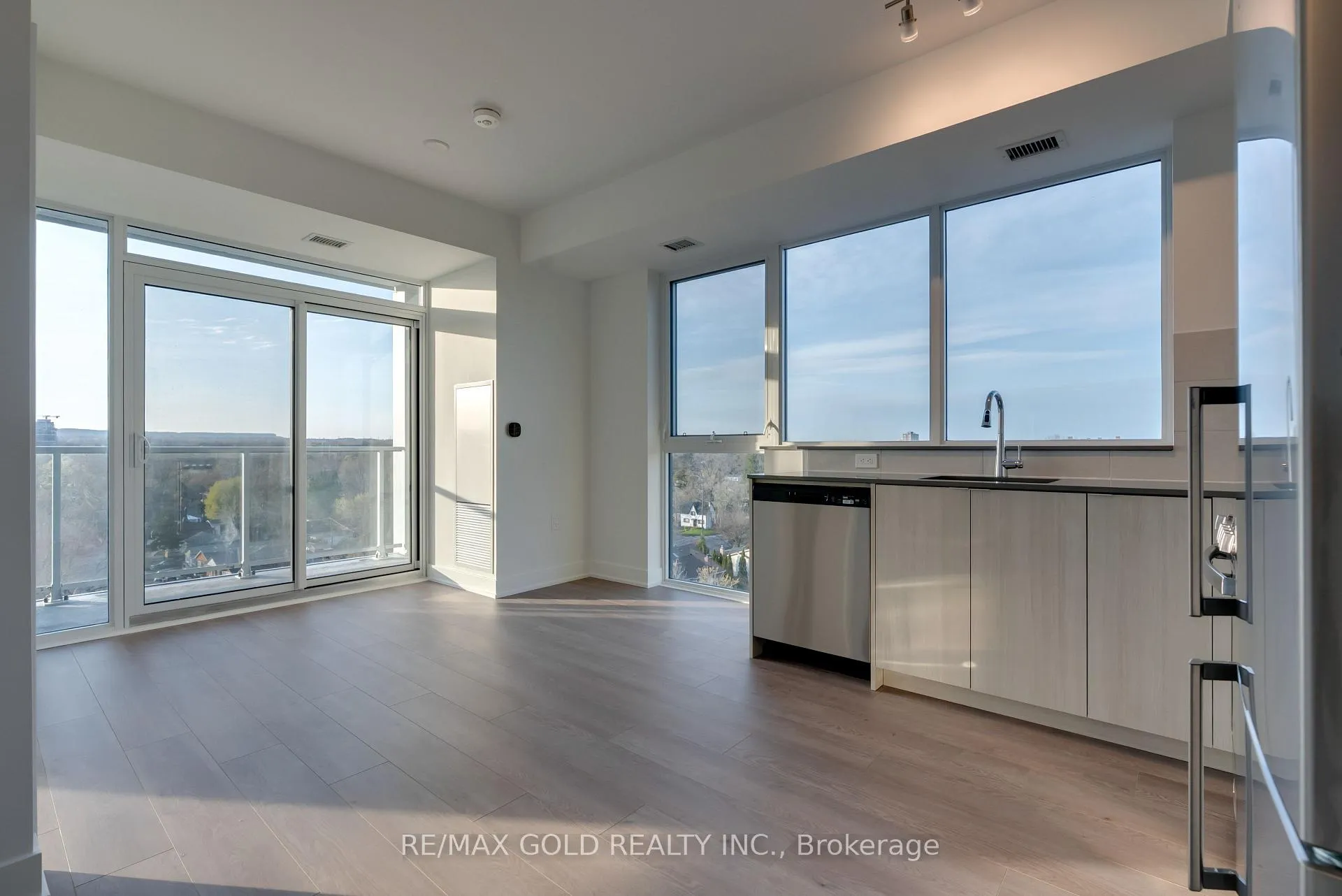 Photo 12 of Unit 803, 2088 James Street, Burlington, Brant — HOMEH