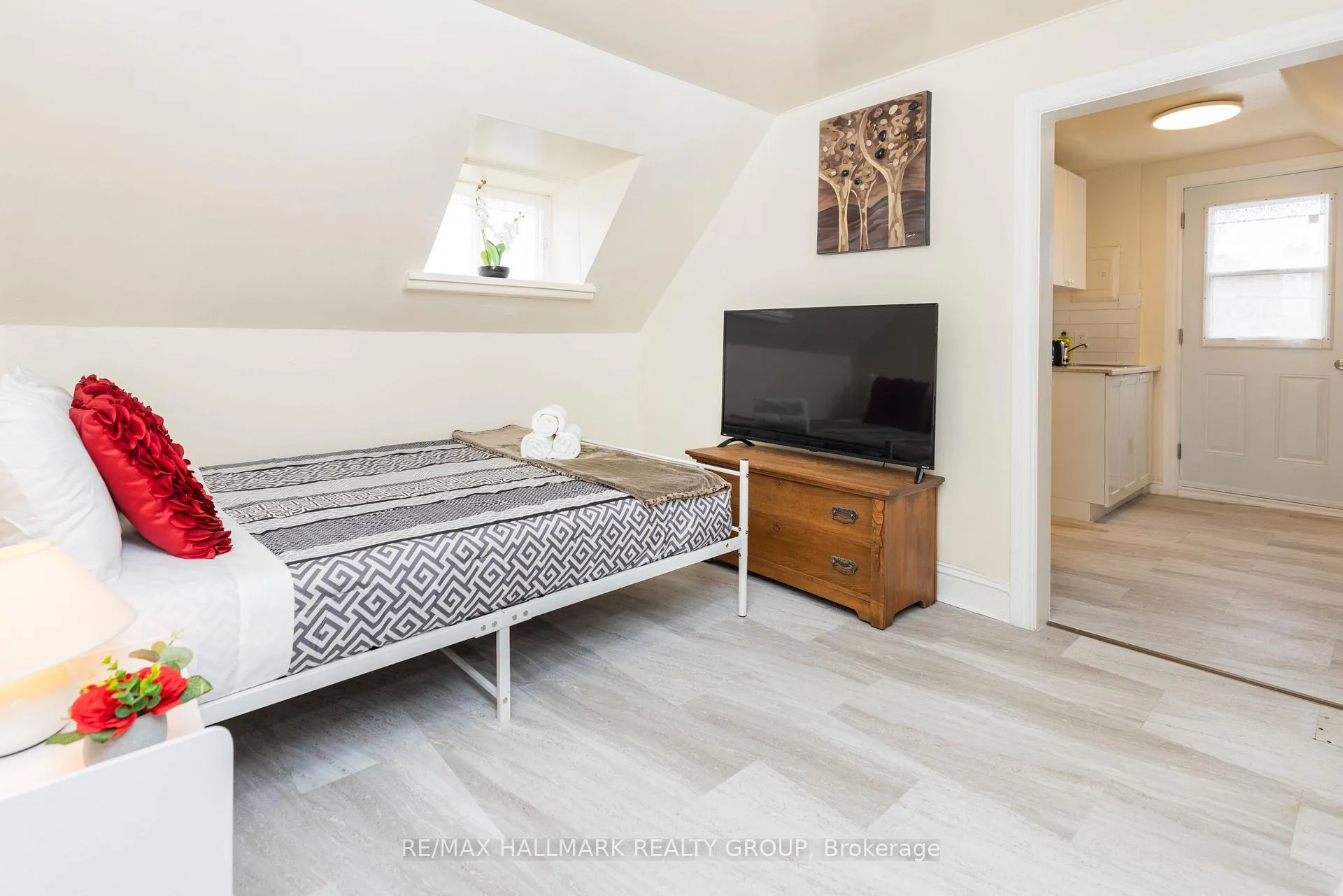 Photo 2 of Unit 2, 456 Bronson Avenue, Ottawa, West Centre Town — HOMEH