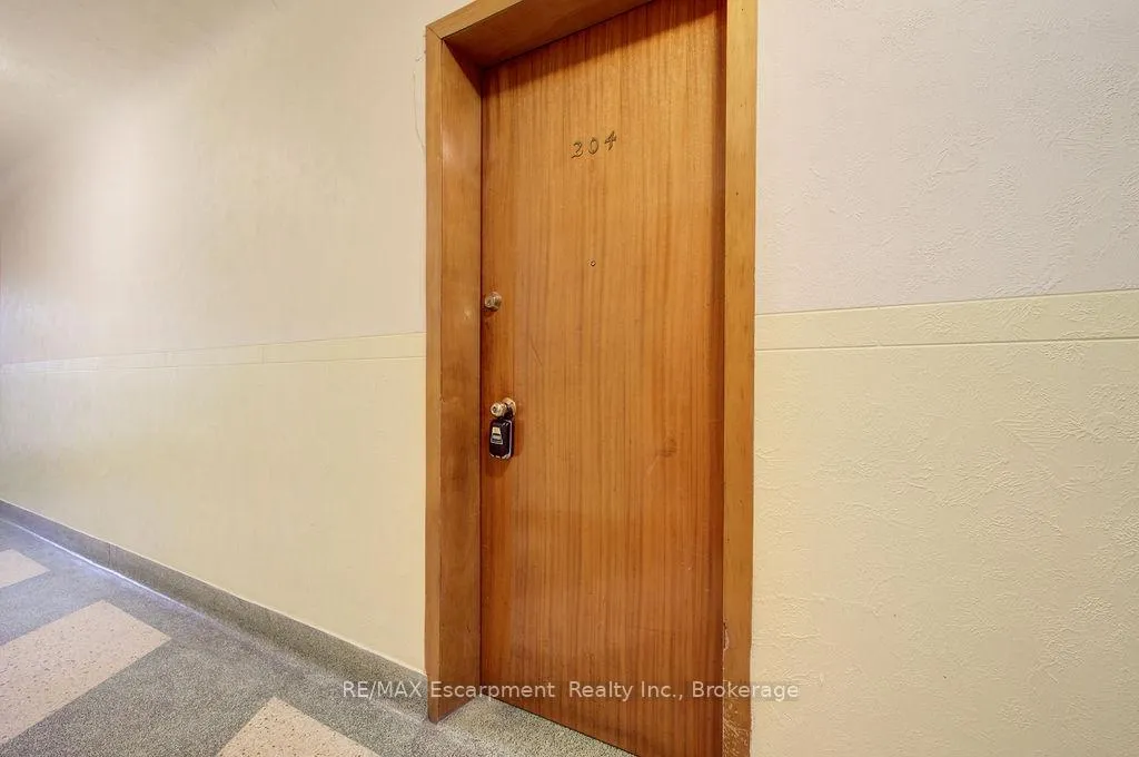 Photo 3 of Unit 204, 830 Robinson Street, Burlington, Brant — HOMEH