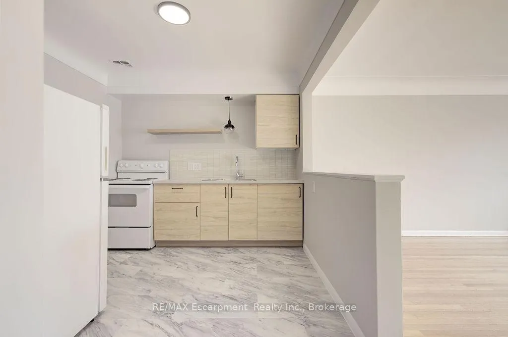 Photo 4 of Unit 204, 830 Robinson Street, Burlington, Brant — HOMEH