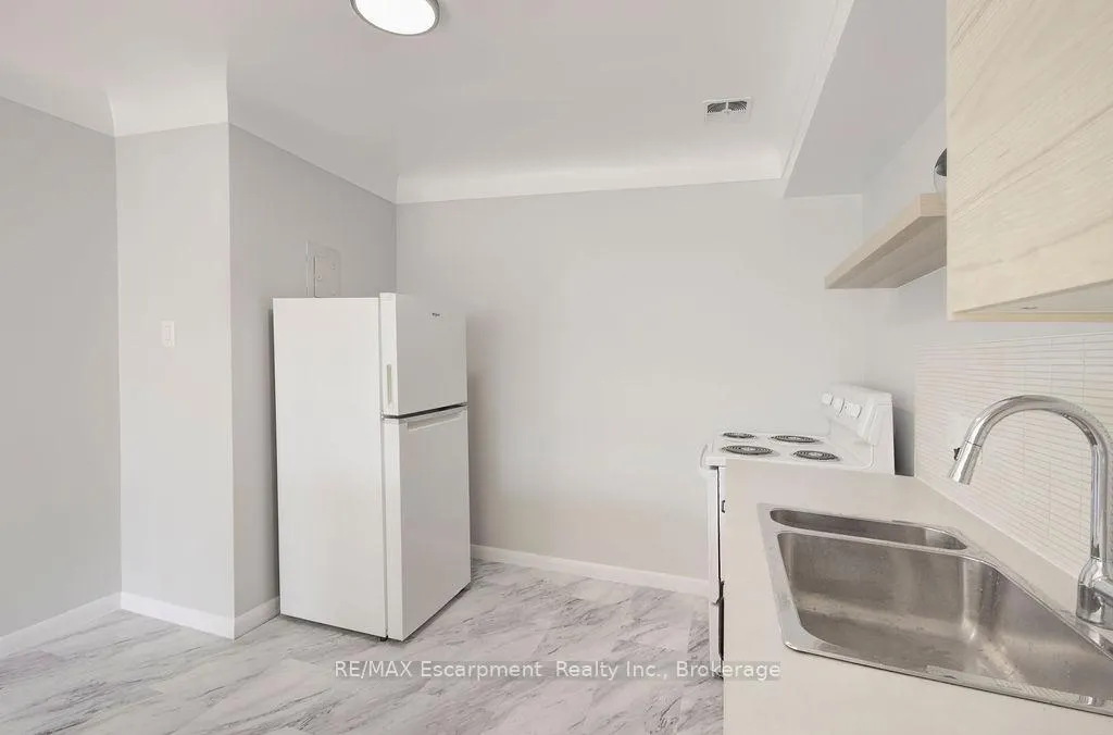 Photo 5 of Unit 204, 830 Robinson Street, Burlington, Brant — HOMEH