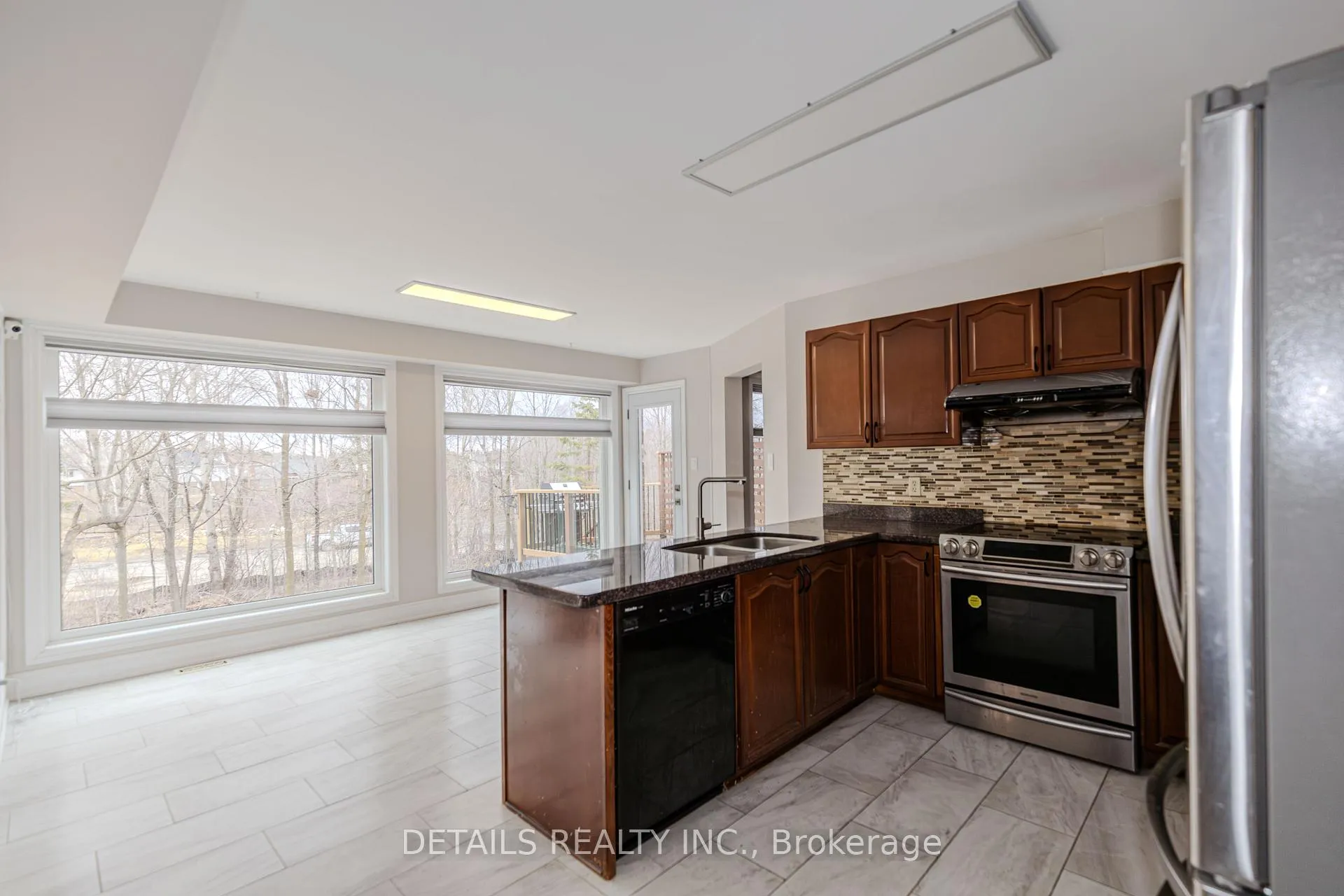 Photo 8 of 42 Rosenfeld Crescent, Ottawa, Kanata - Kanata Lakes/Heritage Hills — HOMEH