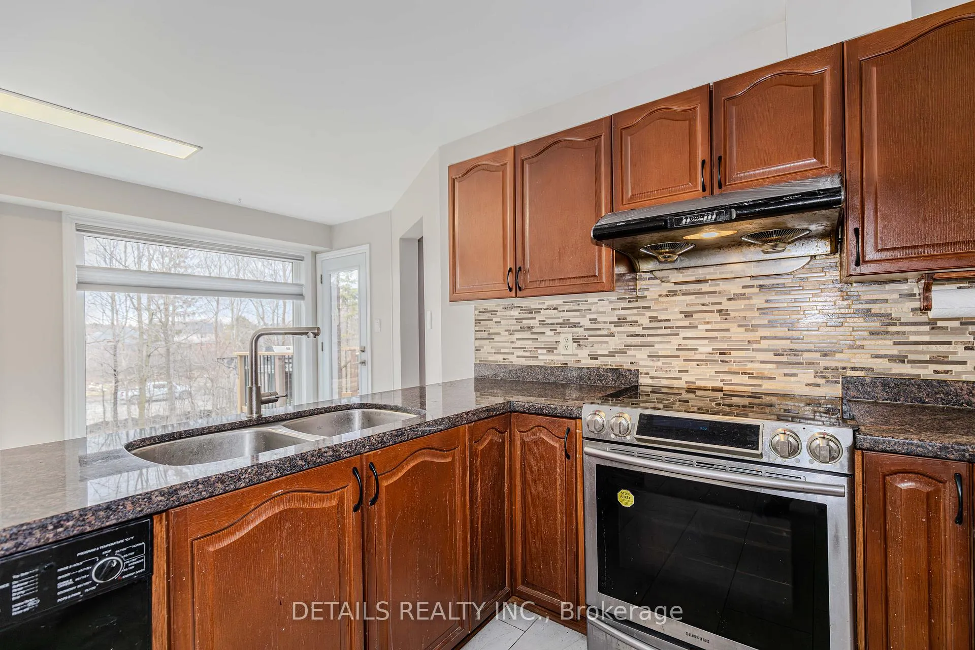 Photo 10 of 42 Rosenfeld Crescent, Ottawa, Kanata - Kanata Lakes/Heritage Hills — HOMEH