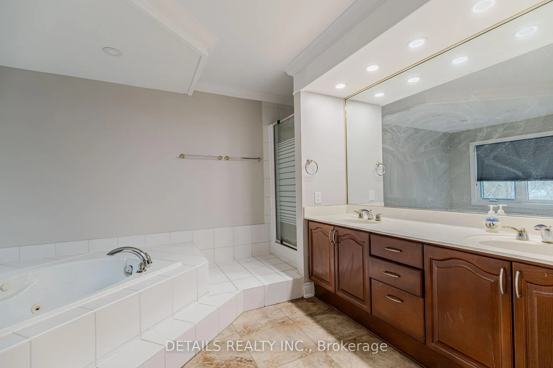 Photo 19 of 42 Rosenfeld Crescent, Ottawa, Kanata - Kanata Lakes/Heritage Hills — HOMEH