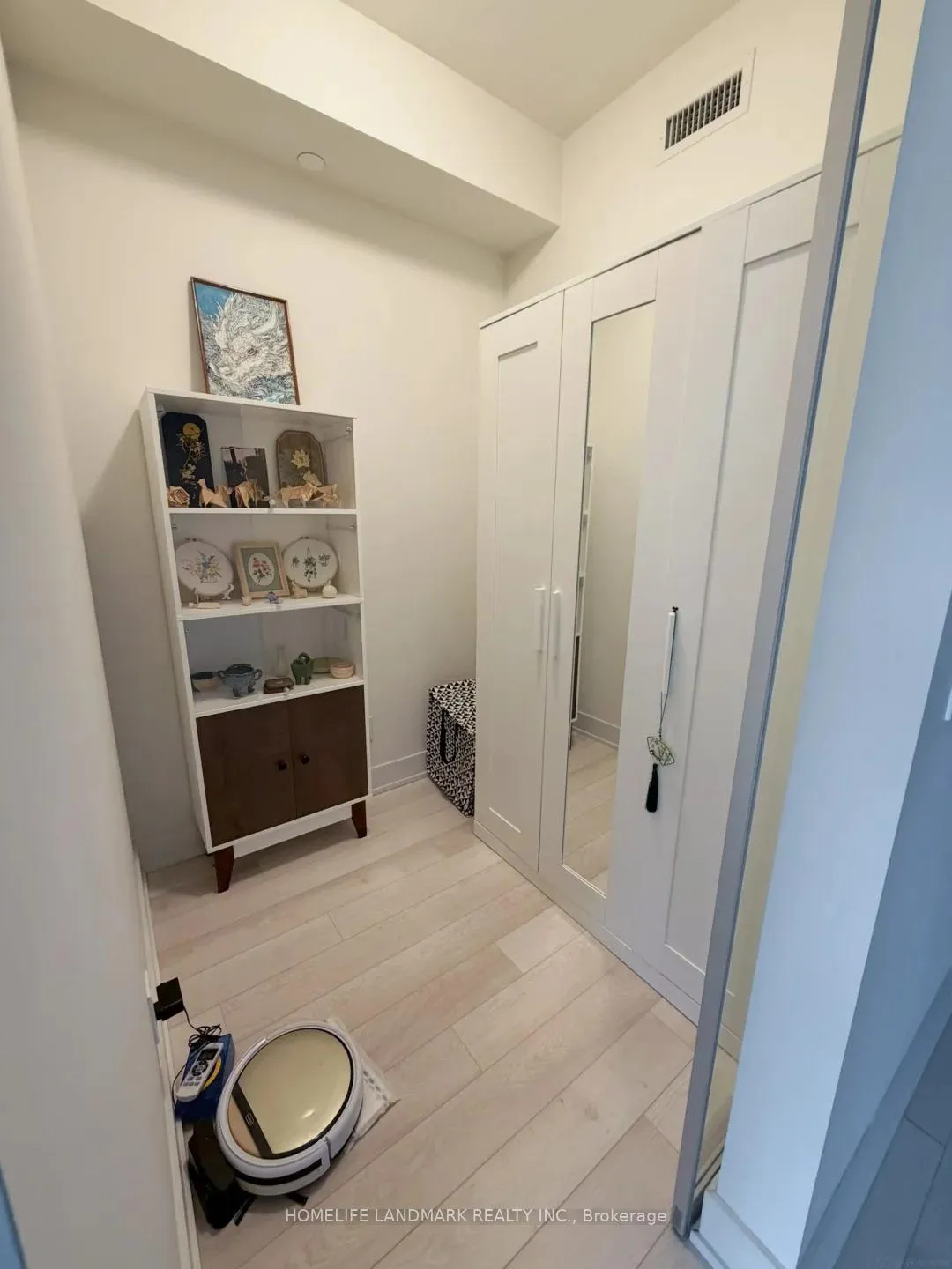 Photo 6 of Unit 1607, 8 Cumberland Street, Toronto, The Annex — HOMEH