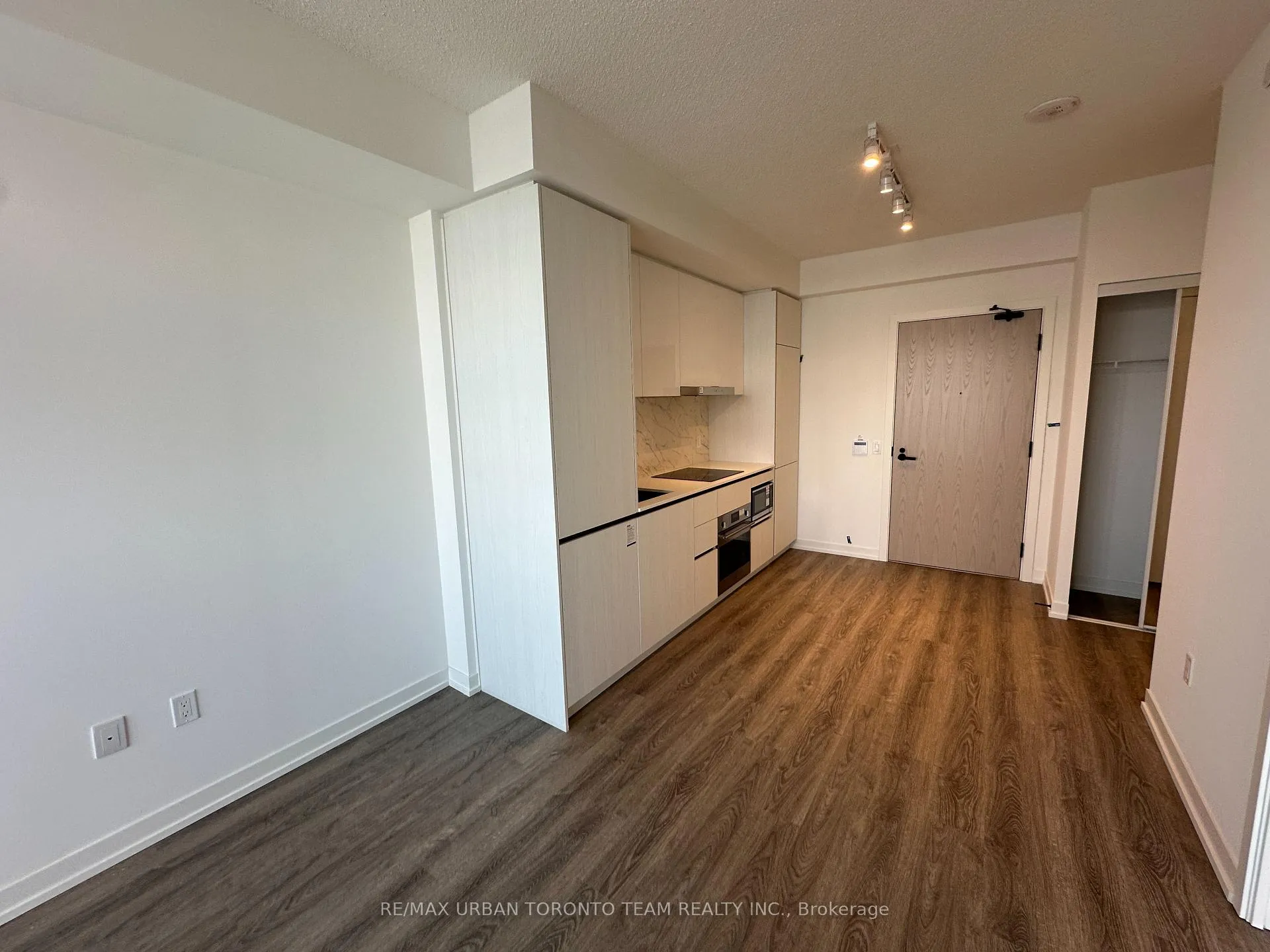 Photo 5 of Unit 5703, 8 Interchange Way, Vaughan, Vaughan Corporate Centre — HOMEH