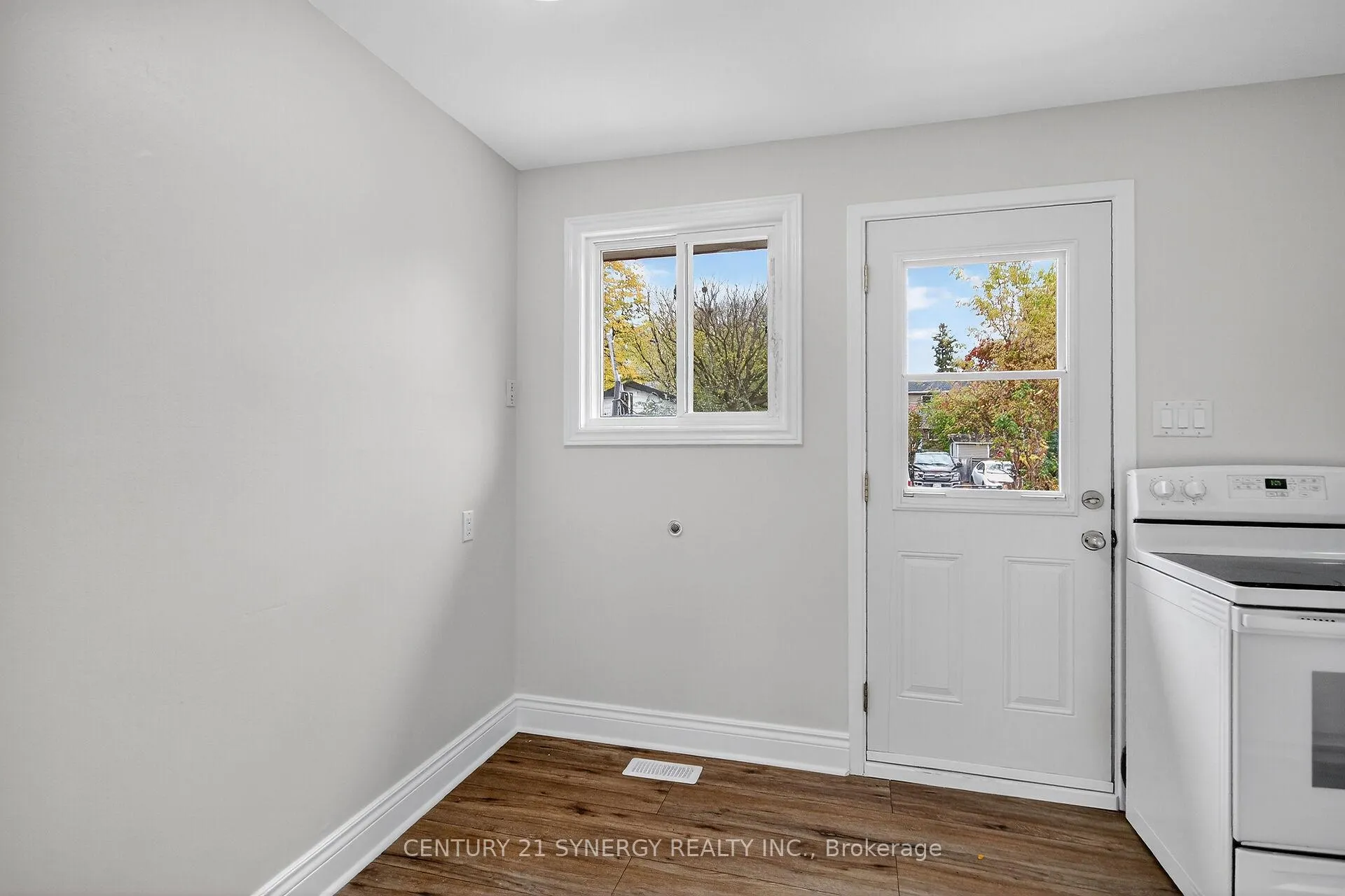 Photo 2 of 928 Meadowlands Drive, Ottawa, Carleton Heights — HOMEH