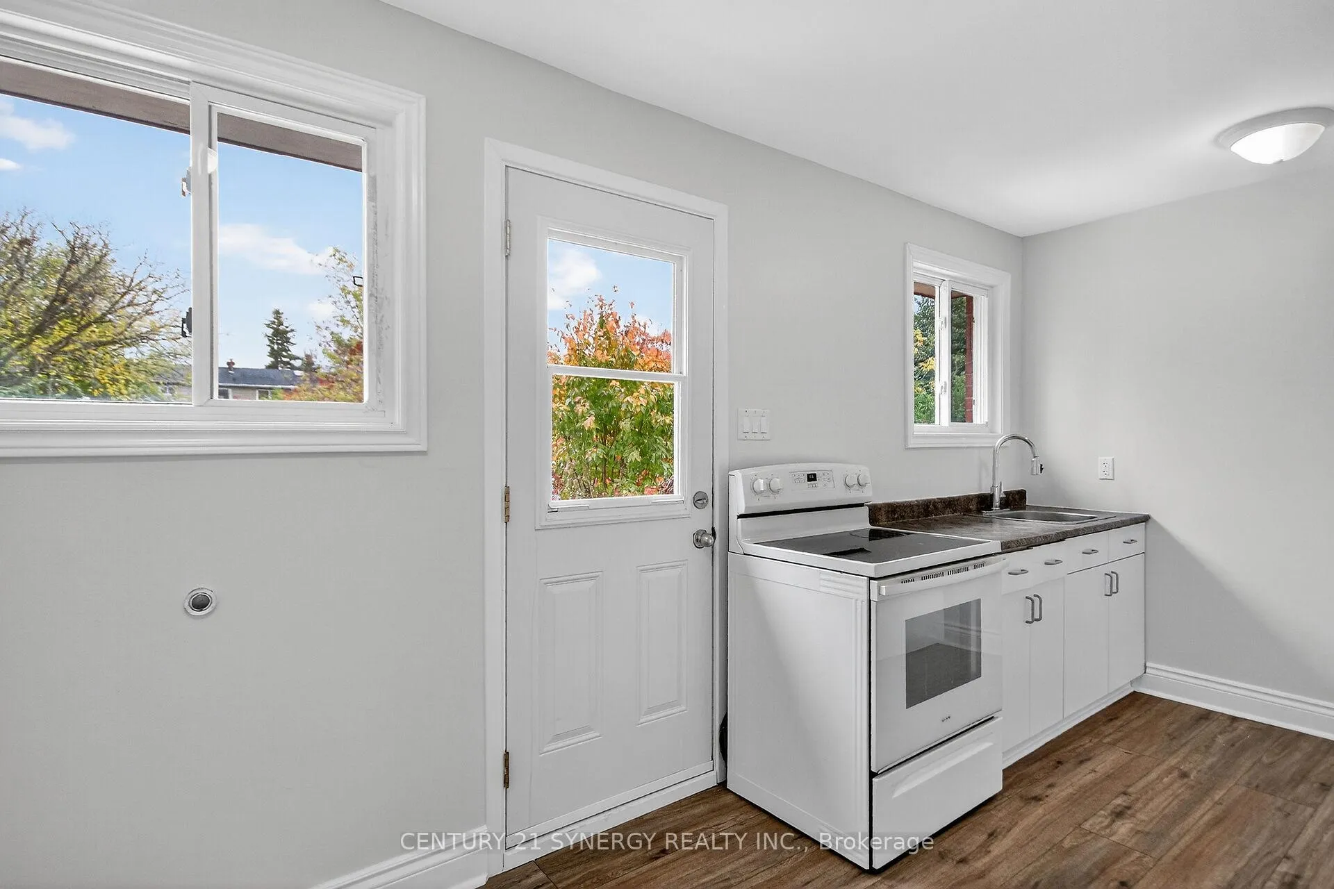 Photo 3 of 928 Meadowlands Drive, Ottawa, Carleton Heights — HOMEH