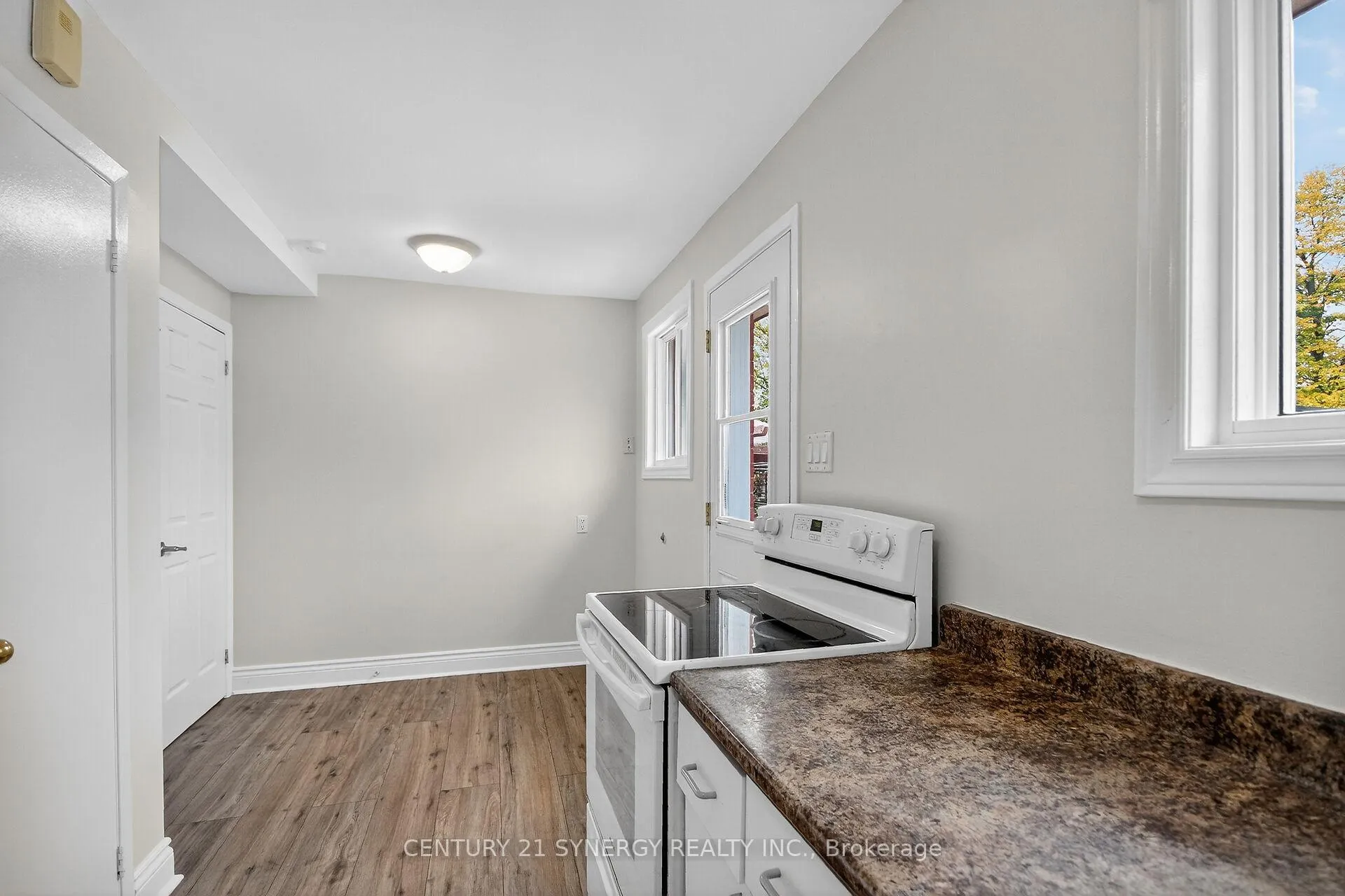 Photo 6 of 928 Meadowlands Drive, Ottawa, Carleton Heights — HOMEH