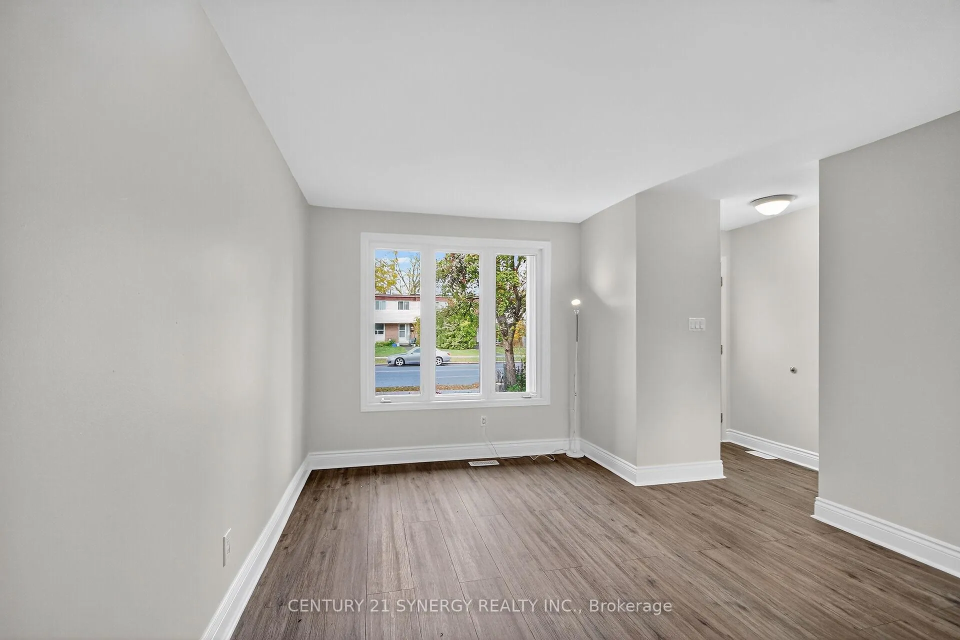 Photo 10 of 928 Meadowlands Drive, Ottawa, Carleton Heights — HOMEH