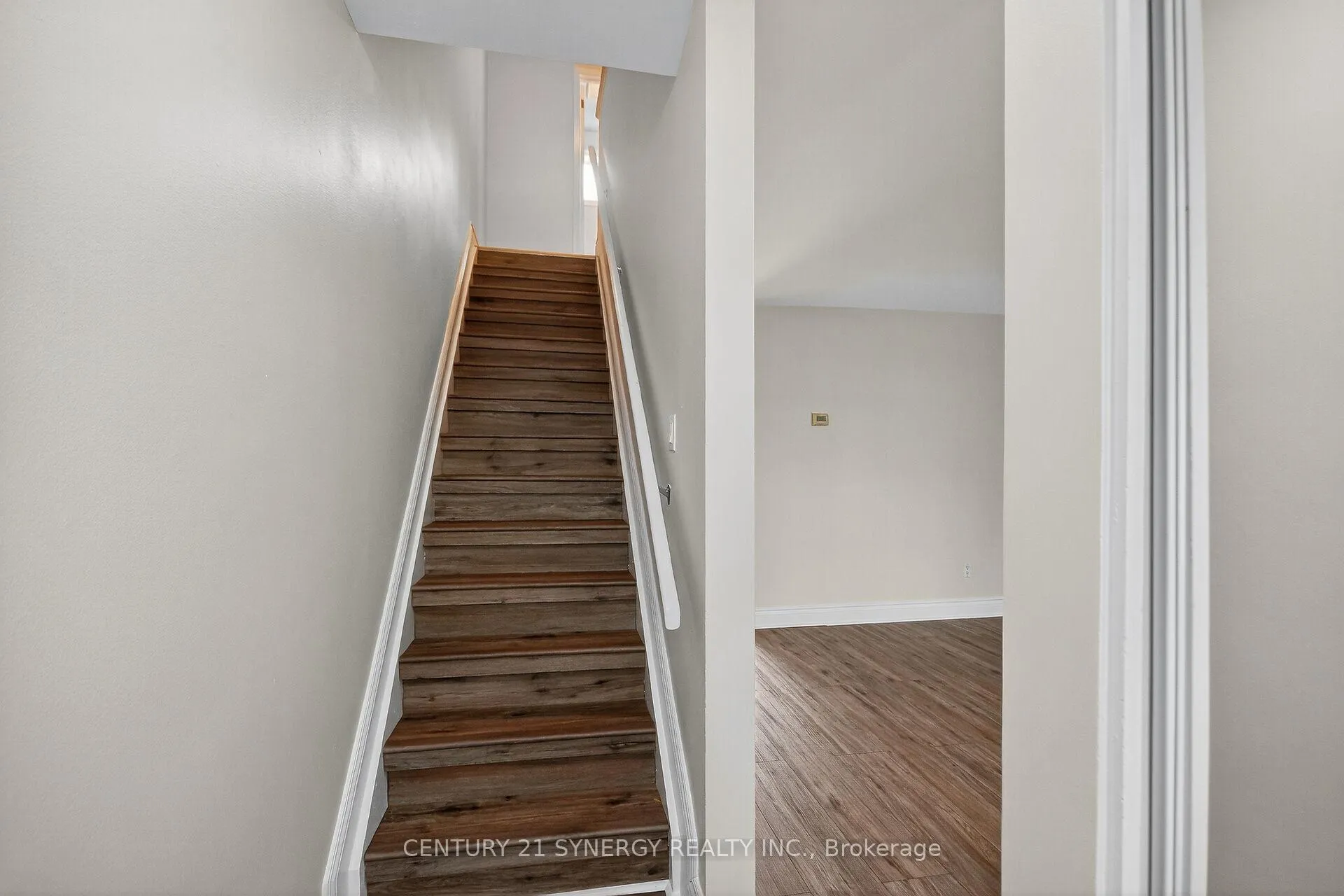Photo 13 of 928 Meadowlands Drive, Ottawa, Carleton Heights — HOMEH