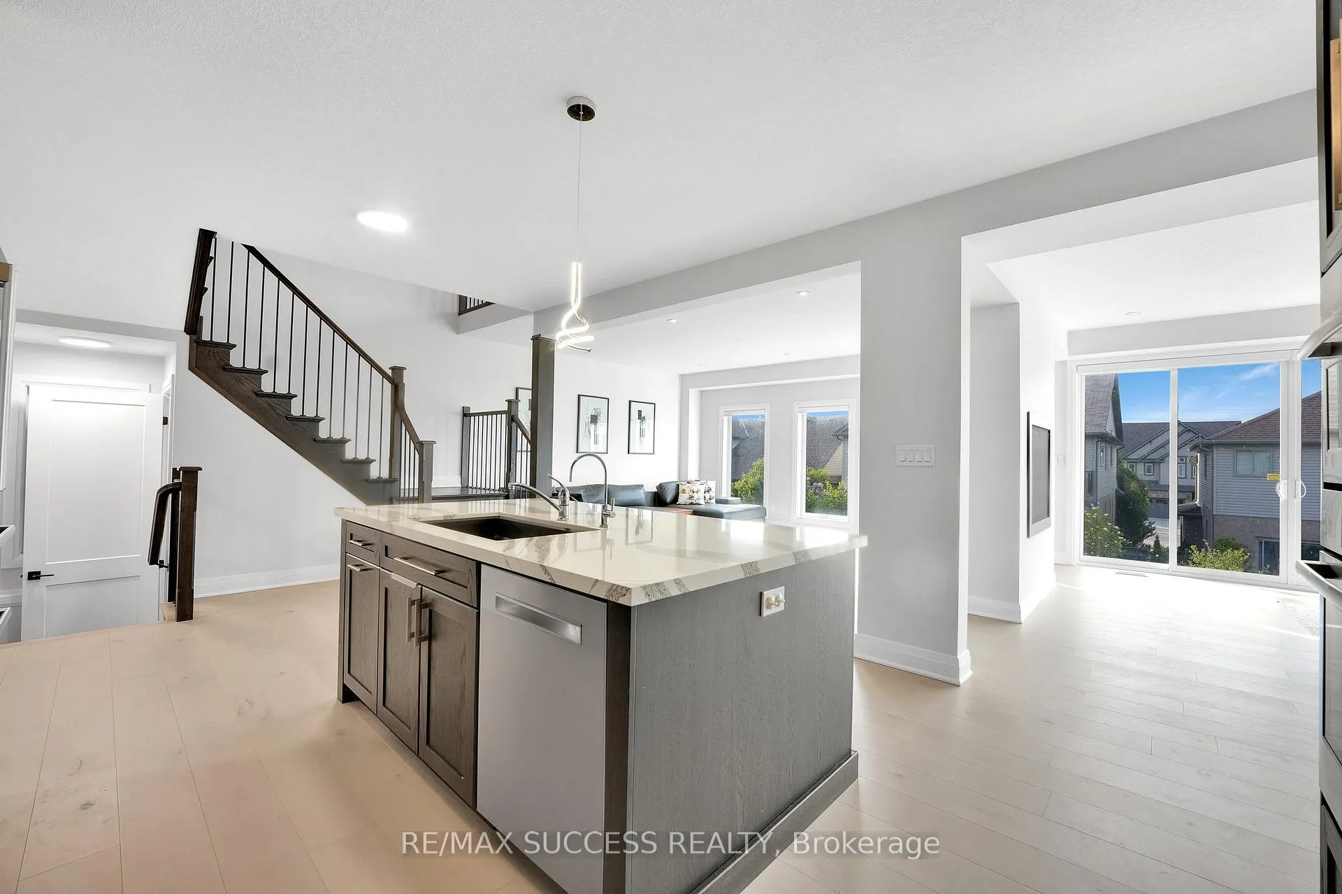 Photo 13 of 554 Bridgemill Crescent E, Kitchener, Grand River South — HOMEH