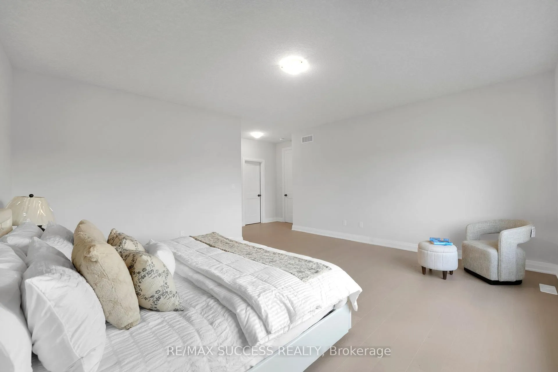 Photo 24 of 554 Bridgemill Crescent E, Kitchener, Grand River South — HOMEH