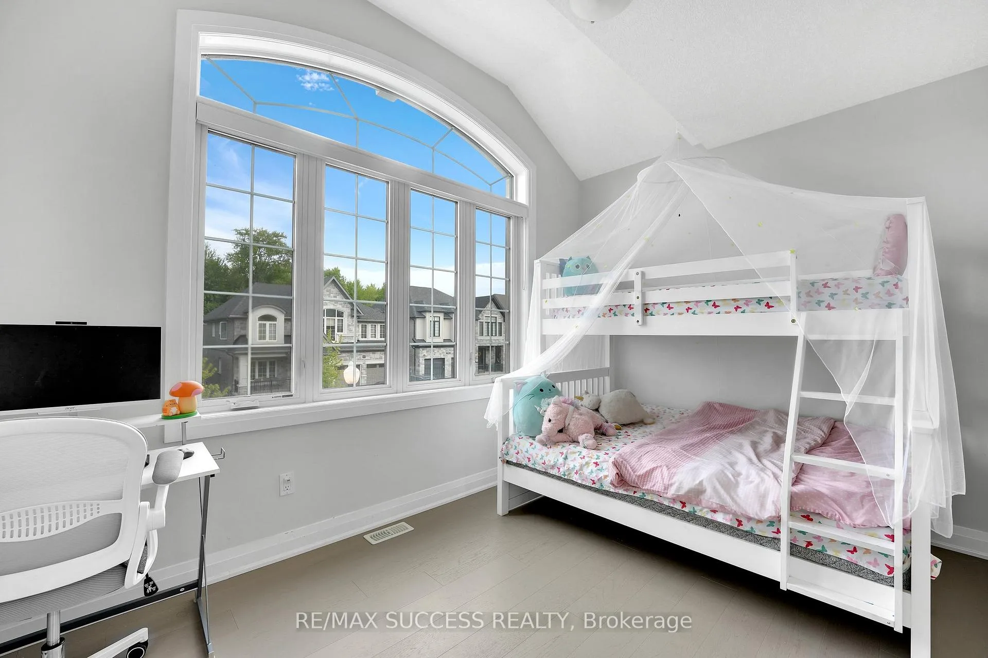 Photo 30 of 554 Bridgemill Crescent E, Kitchener, Grand River South — HOMEH