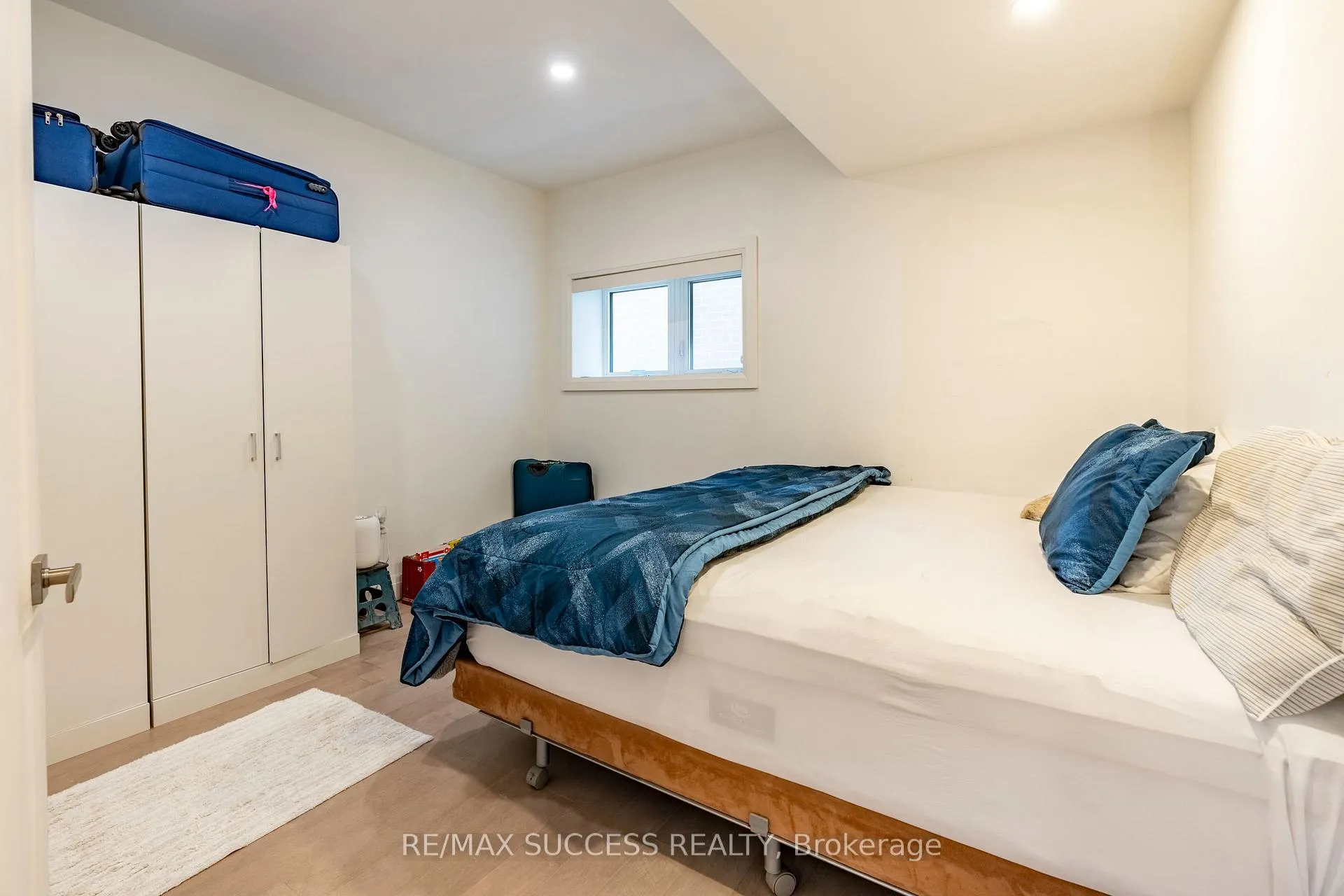 Photo 43 of 554 Bridgemill Crescent E, Kitchener, Grand River South — HOMEH