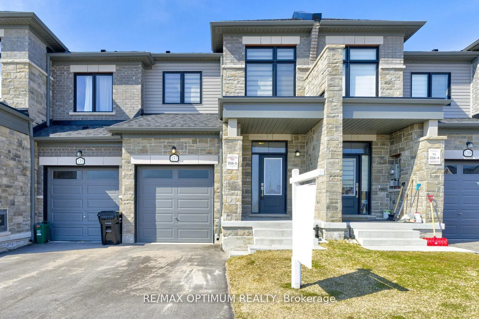 Photo 2 of 137 Fenchurch Manor, Barrie, Painswick South — HOMEH