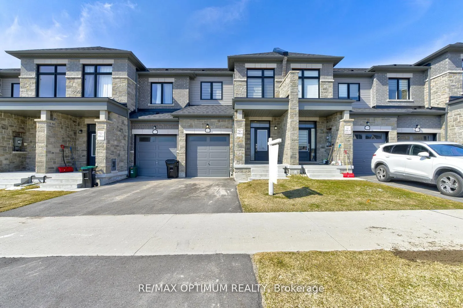 Photo 3 of 137 Fenchurch Manor, Barrie, Painswick South — HOMEH