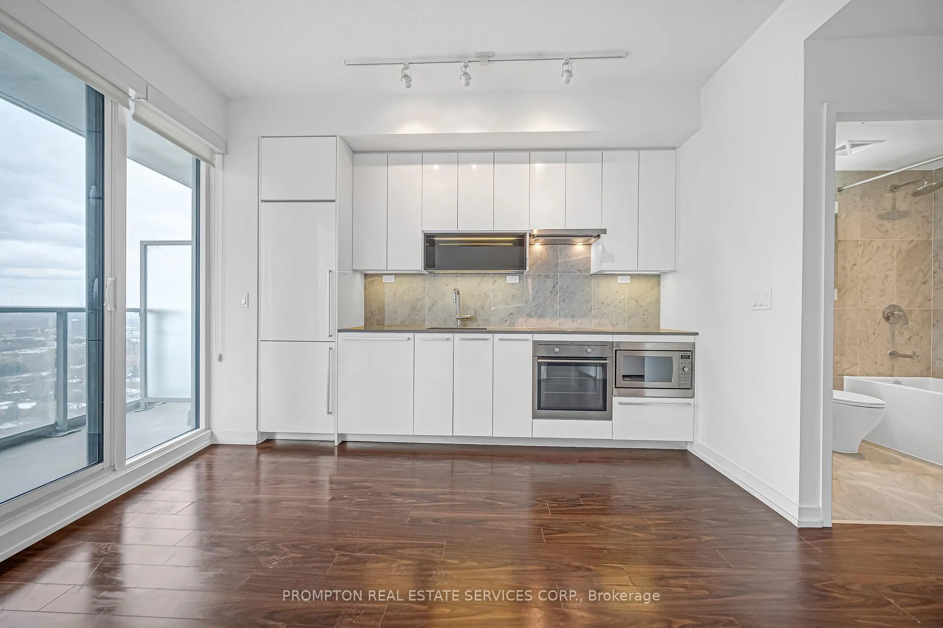 Photo 5 of Unit 507, 115 Mcmahon Drive, North York, Bayview Village — HOMEH