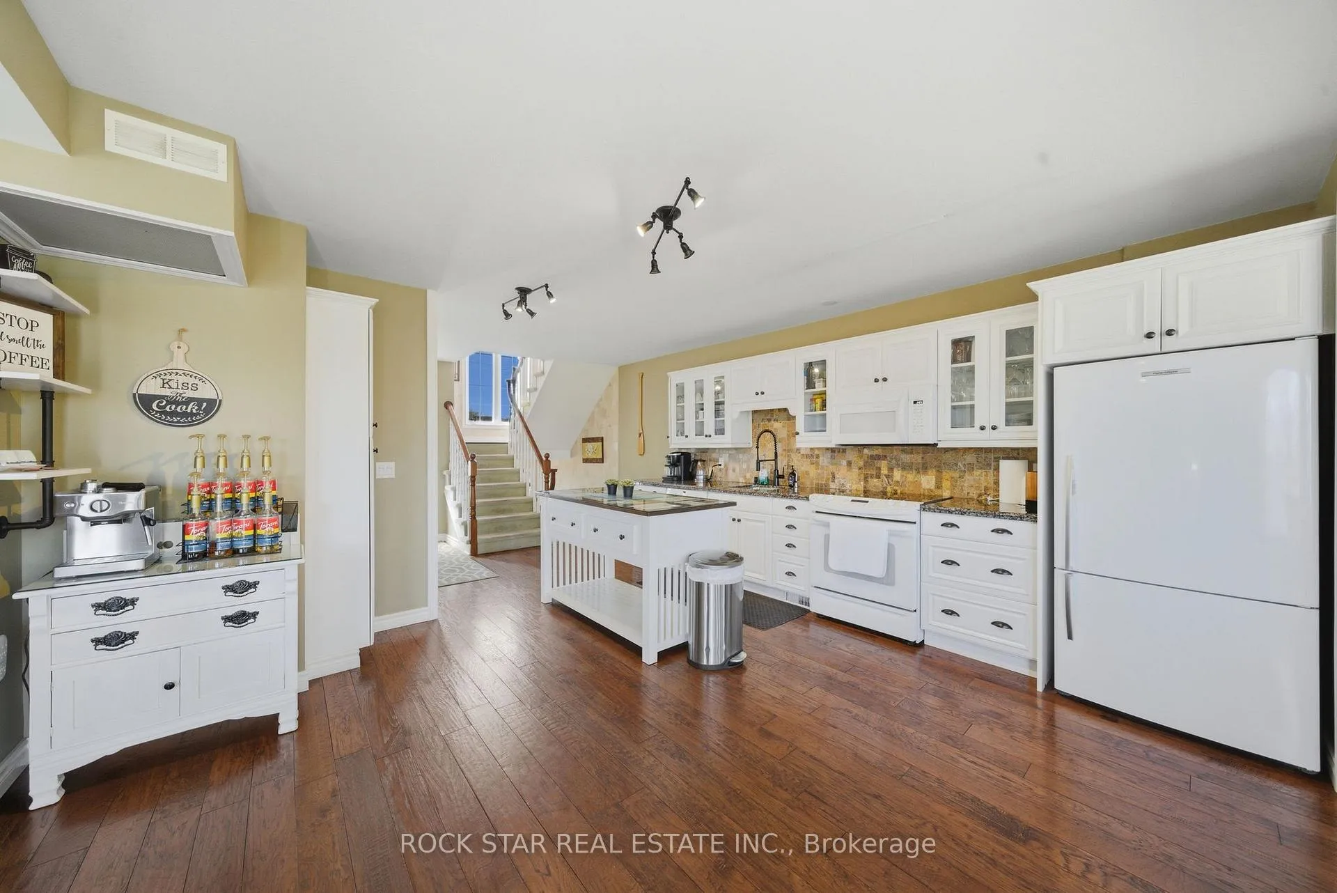 Photo 9 of 72 Martindale Road, St. Catharines, Grapeview — HOMEH