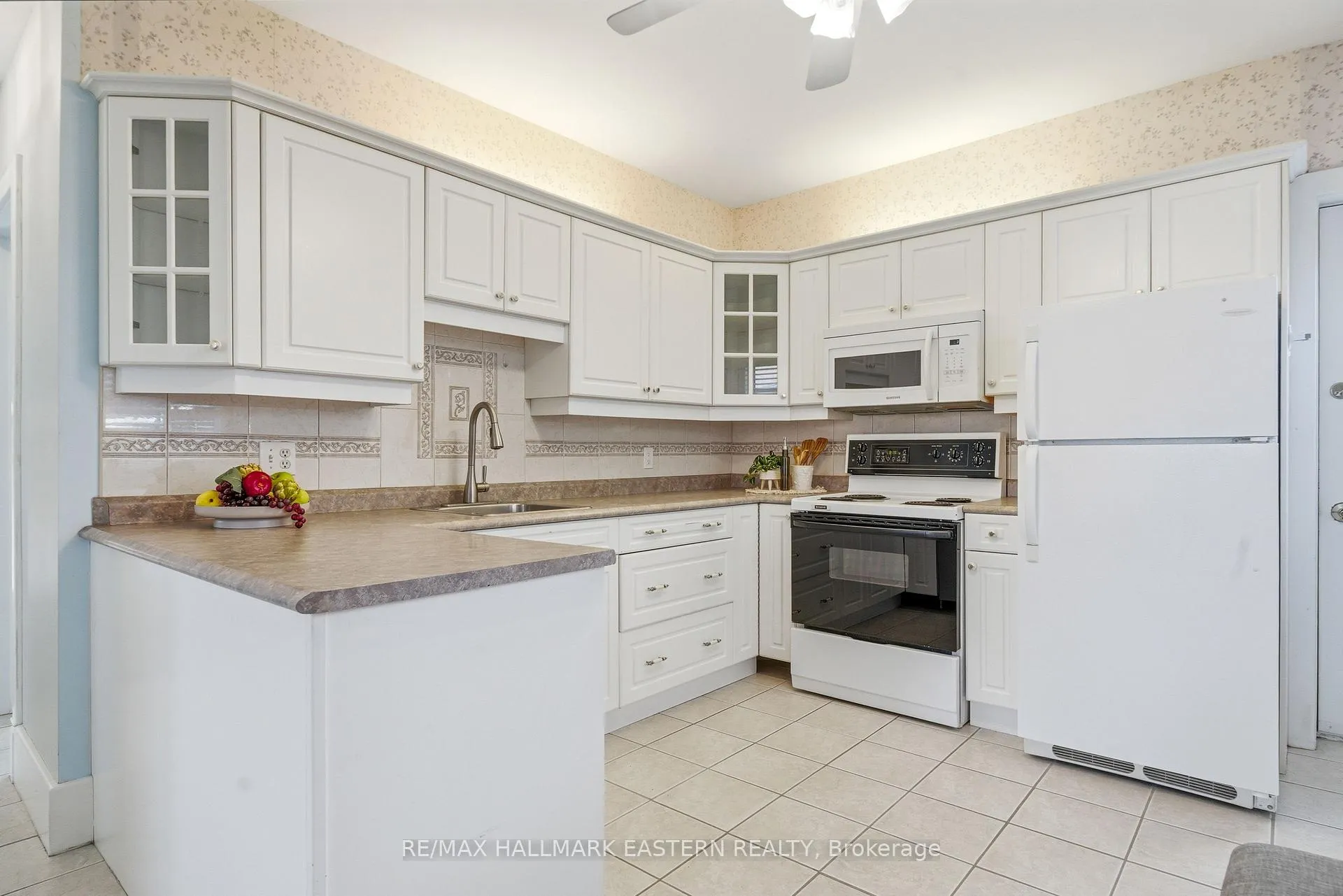 Photo 14 of 556 Douglas Avenue, Peterborough, Town Ward 3 — HOMEH