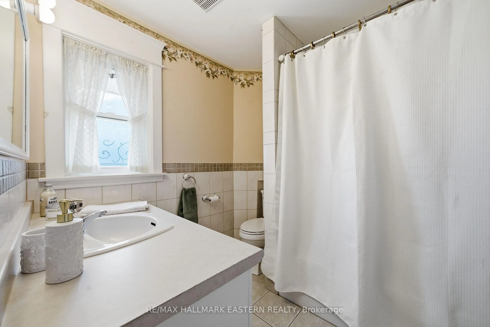 Photo 28 of 556 Douglas Avenue, Peterborough, Town Ward 3 — HOMEH