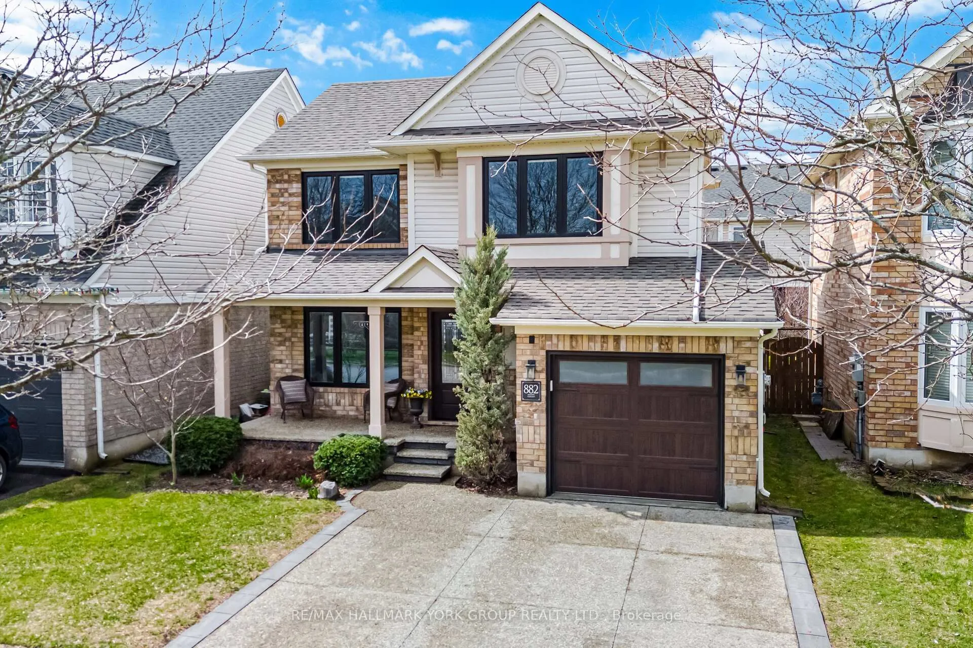 Front of 882 McDuffe Crescent