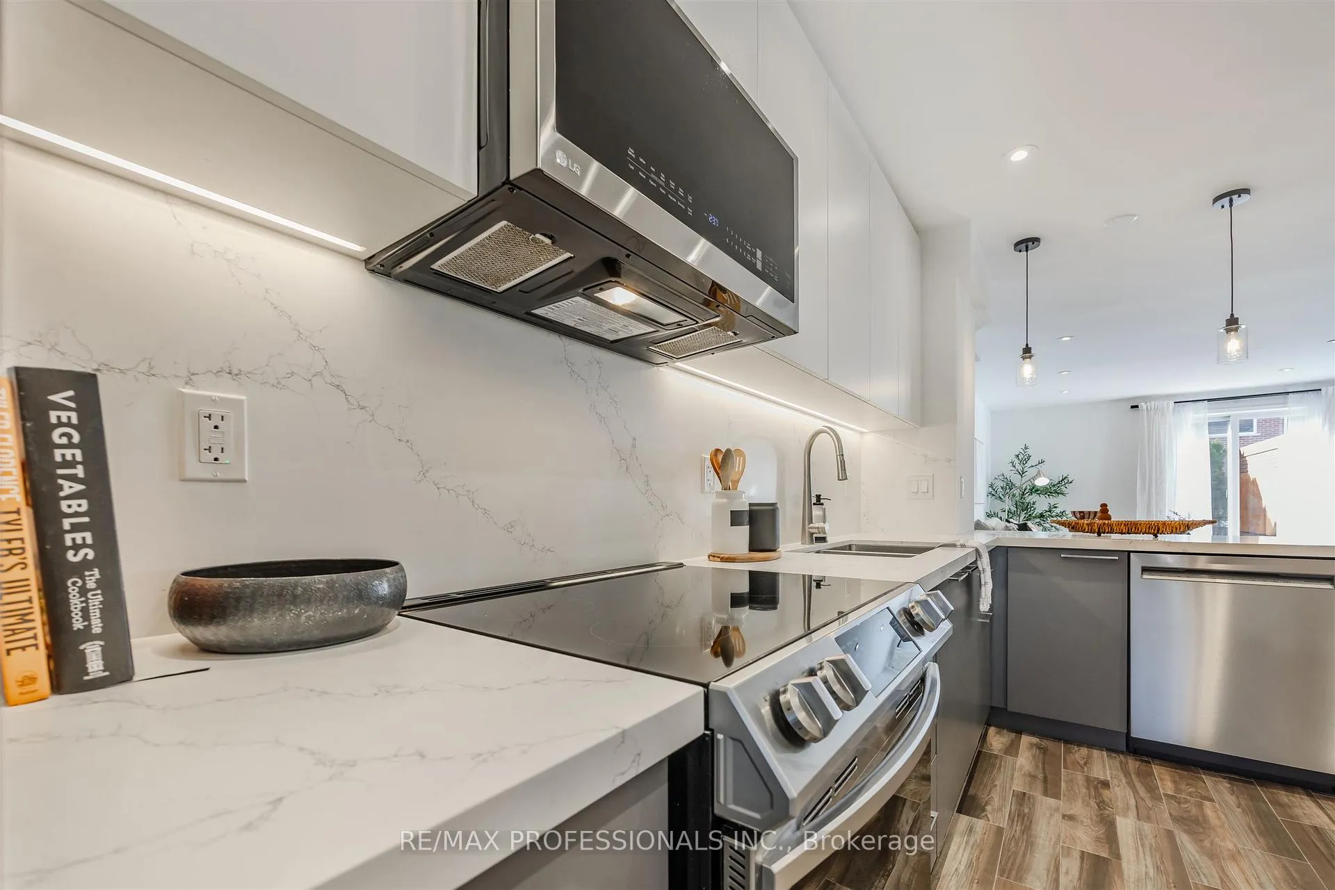 Photo 7 of 760 Rhodes Avenue, Toronto, Greenwood-Coxwell — HOMEH