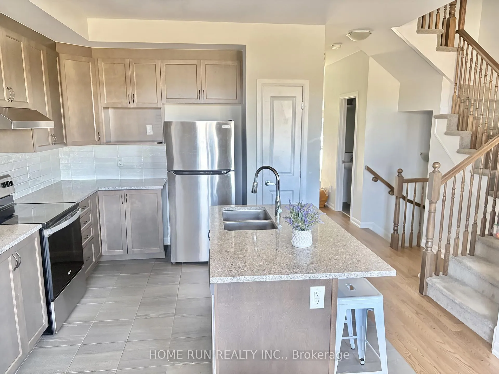 Photo 2 of 111 Teelin Circle, Ottawa, Barrhaven - Half Moon Bay — HOMEH