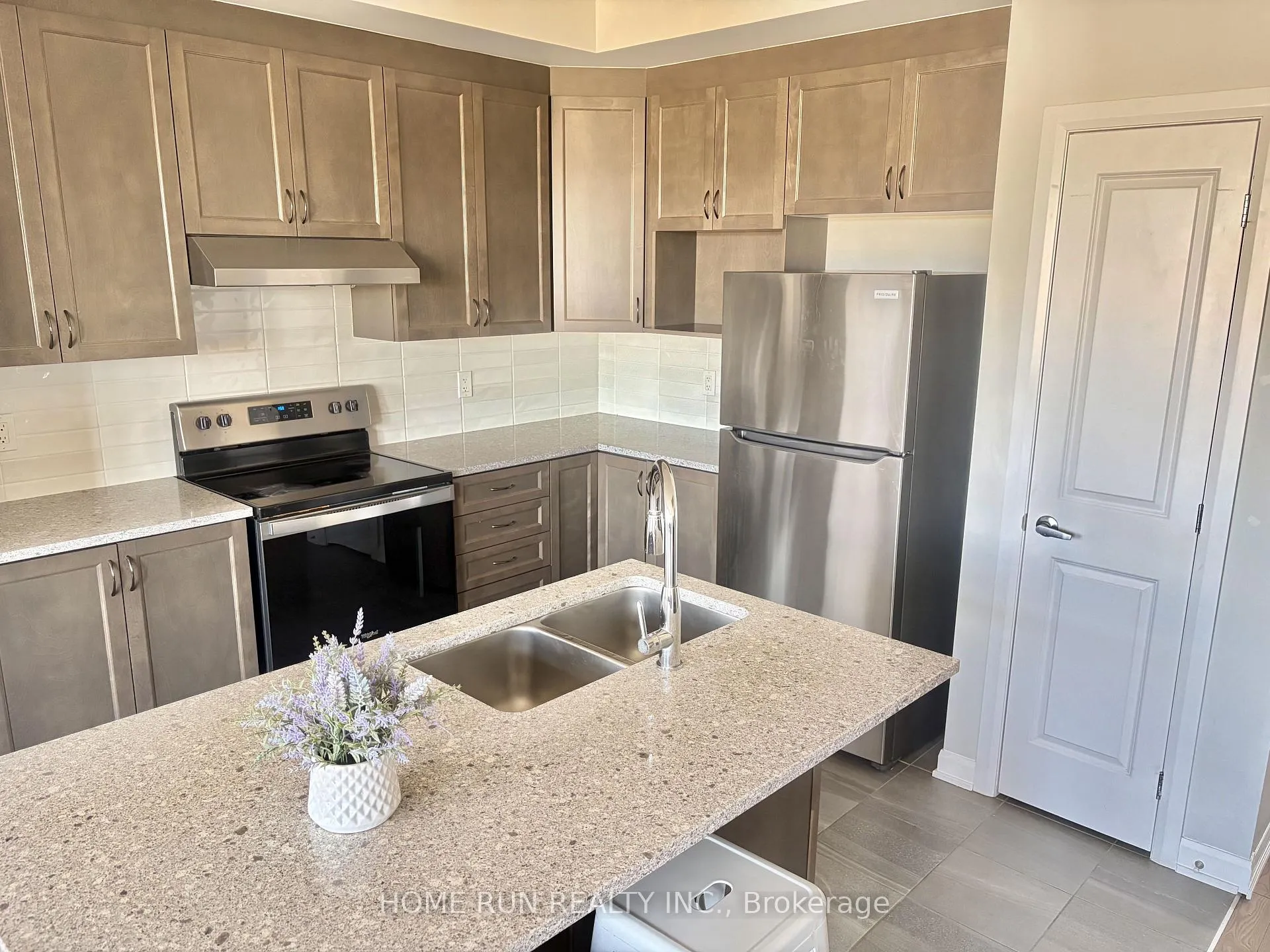 Photo 4 of 111 Teelin Circle, Ottawa, Barrhaven - Half Moon Bay — HOMEH