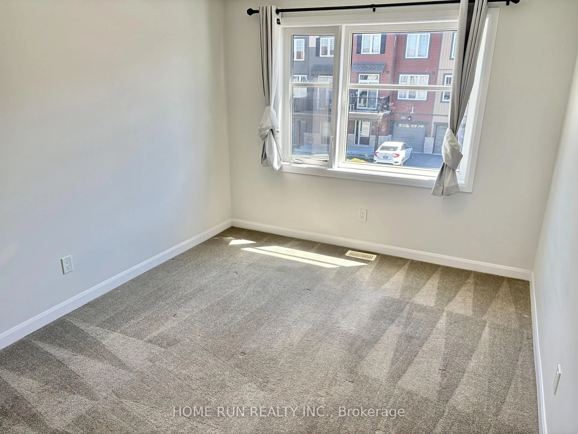 Photo 10 of 111 Teelin Circle, Ottawa, Barrhaven - Half Moon Bay — HOMEH