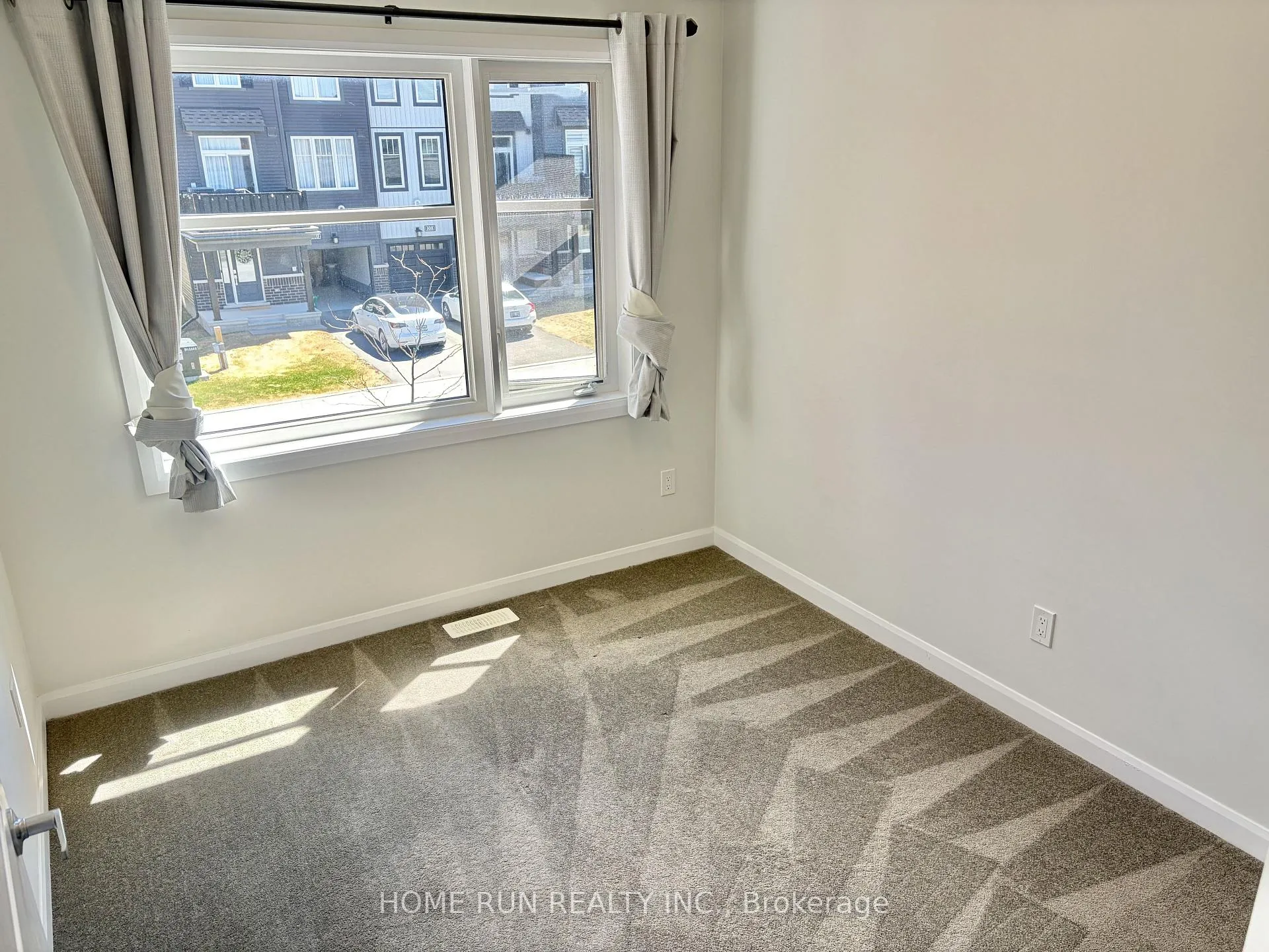 Photo 11 of 111 Teelin Circle, Ottawa, Barrhaven - Half Moon Bay — HOMEH