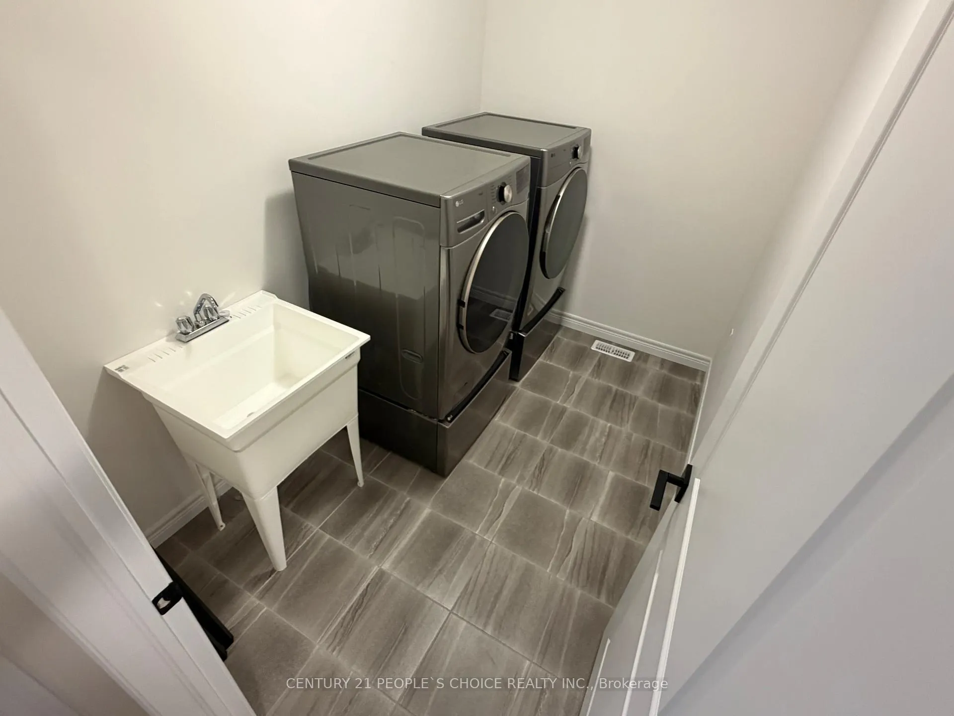 Photo 35 of 520 Anton Crescent, Kitchener — HOMEH