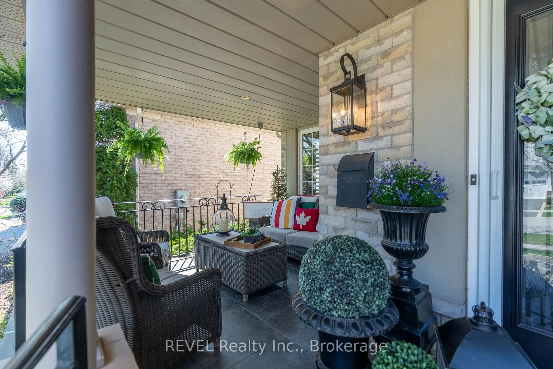 Photo 3 of 4266 Clubview Drive, Burlington, Rose — HOMEH