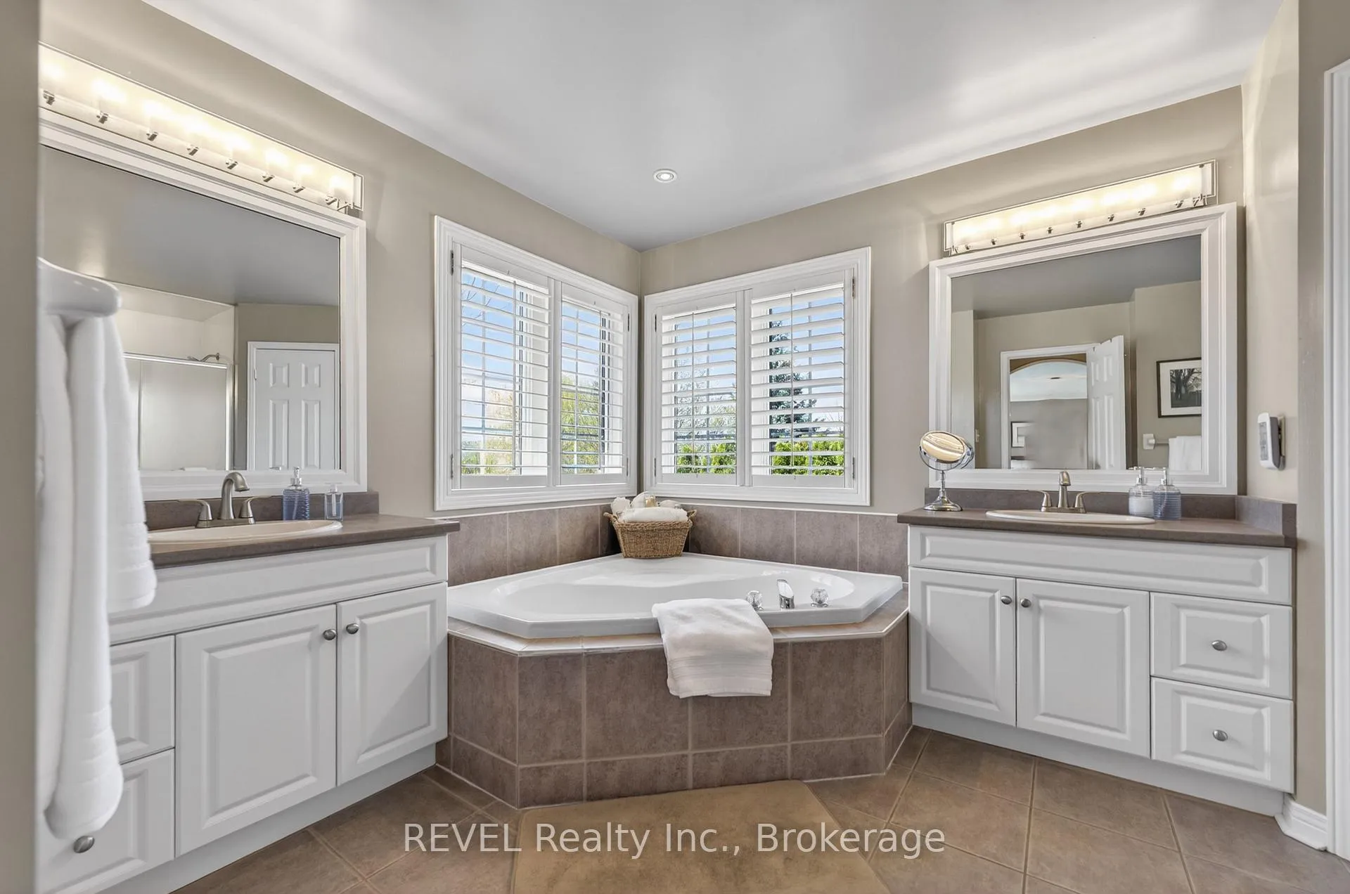 Photo 26 of 4266 Clubview Drive, Burlington, Rose — HOMEH