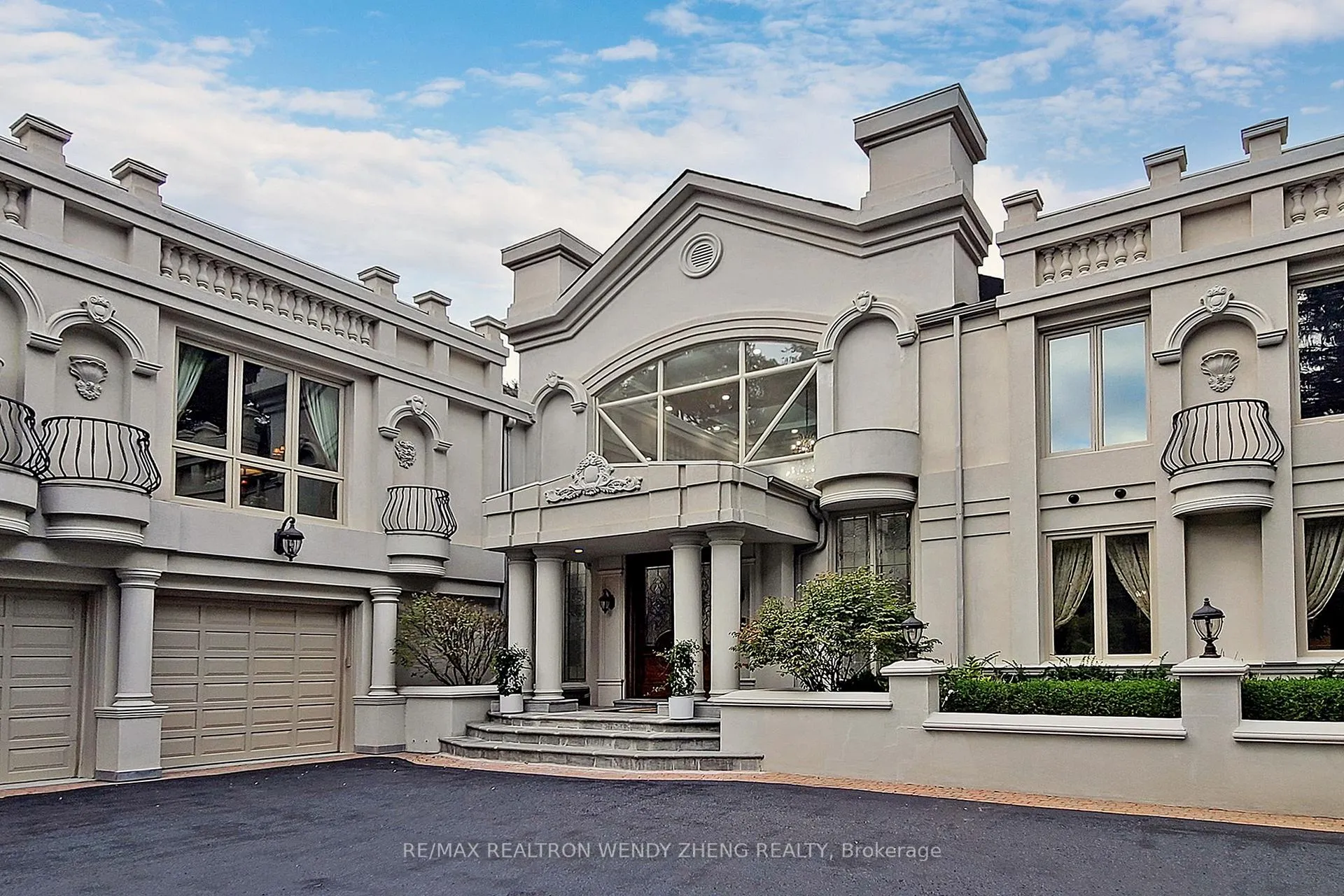 Front of 305 Woodland Acres Crescent