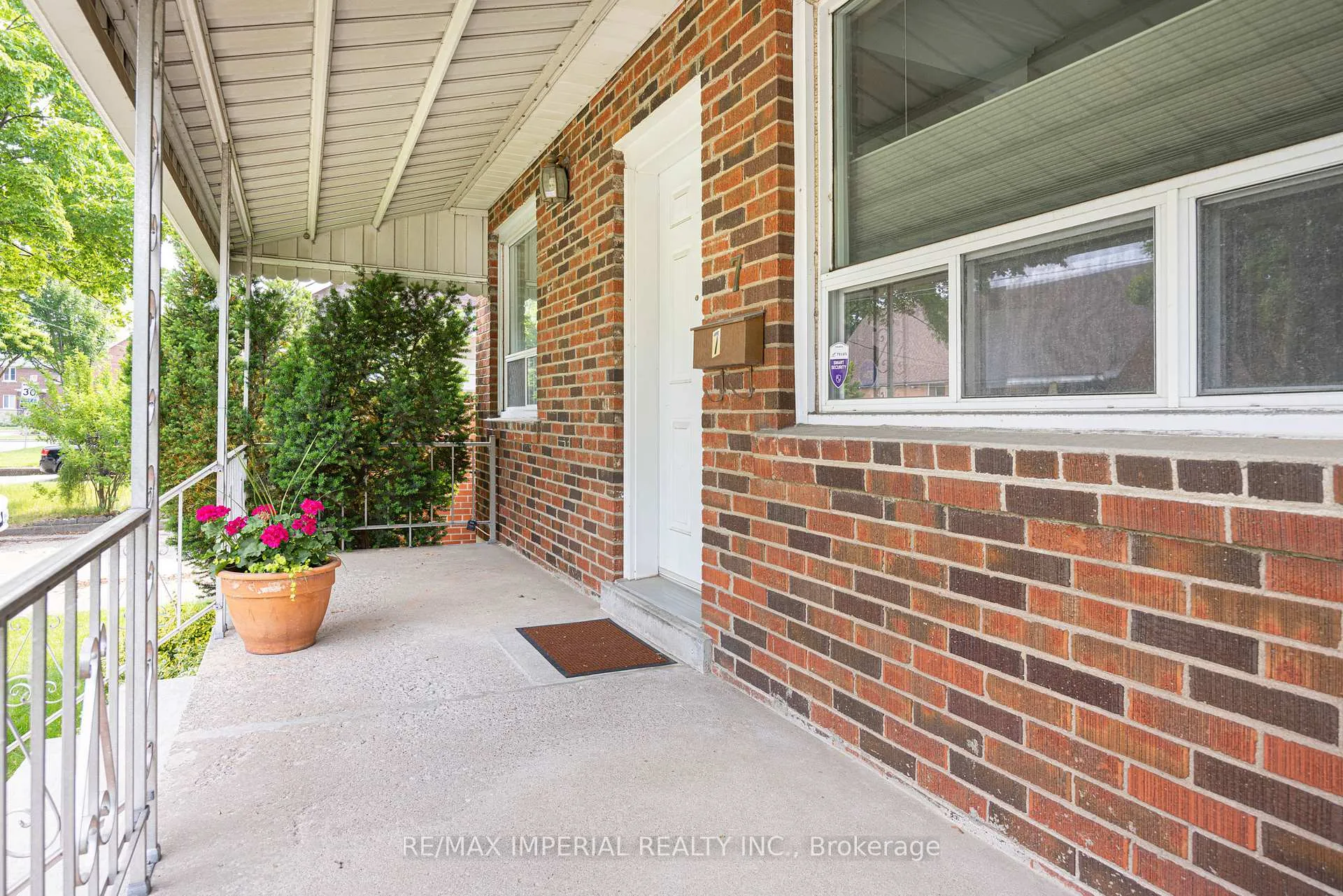 Photo 3 of 7 Doddington Drive, Etobicoke, Stonegate-Queensway — HOMEH