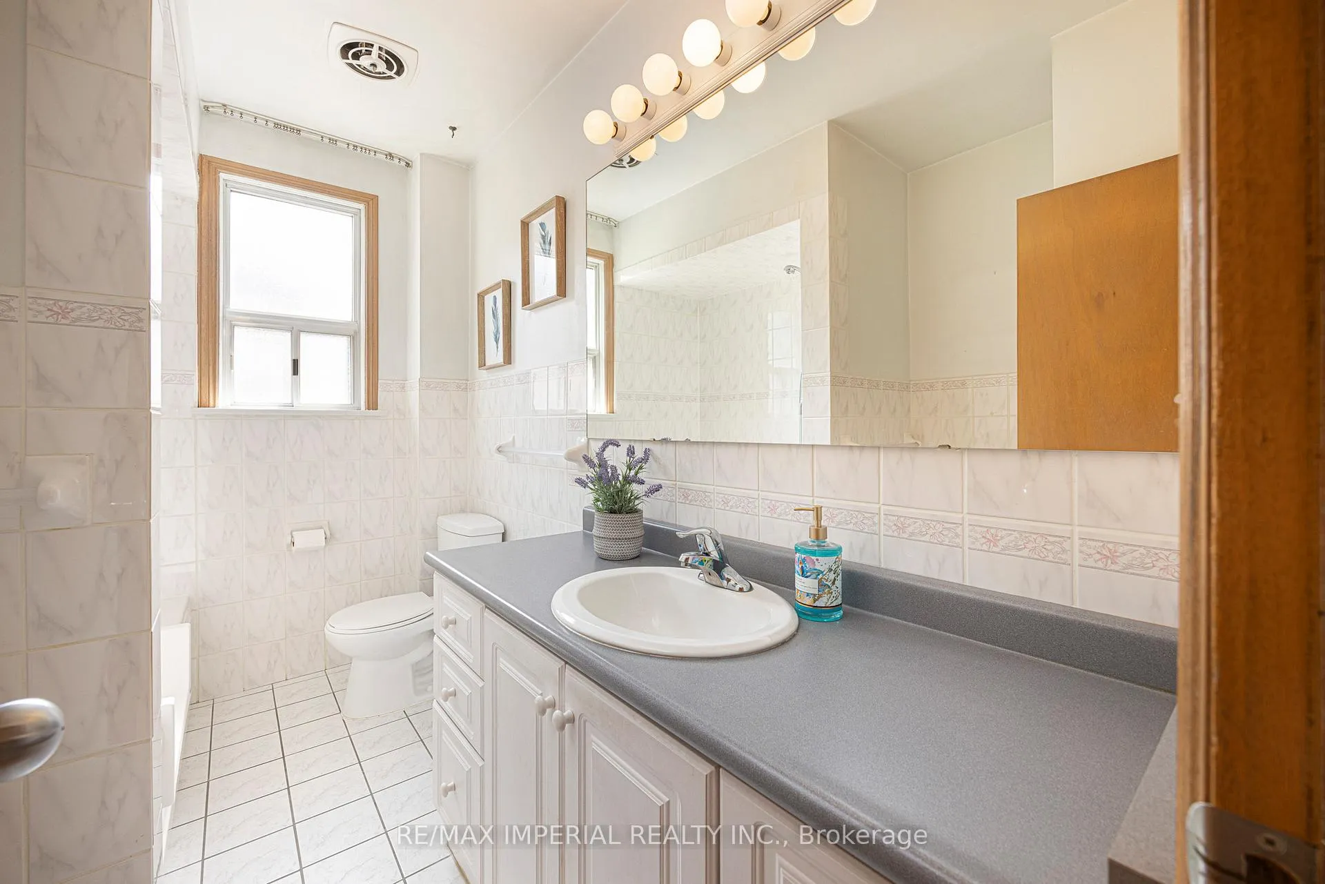 Photo 14 of 7 Doddington Drive, Etobicoke, Stonegate-Queensway — HOMEH