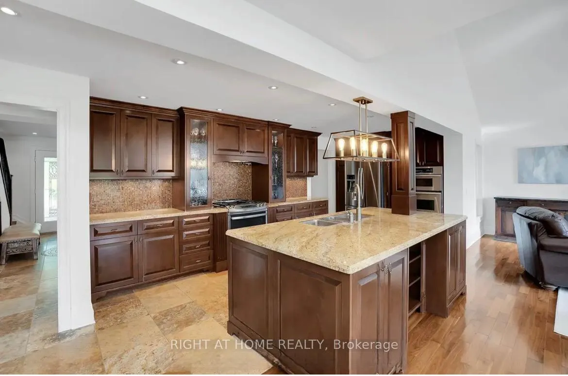 Photo 7 of 67 Moore Park Drive, King, Schomberg — HOMEH
