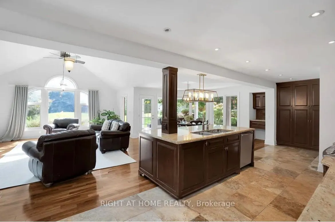 Photo 8 of 67 Moore Park Drive, King, Schomberg — HOMEH