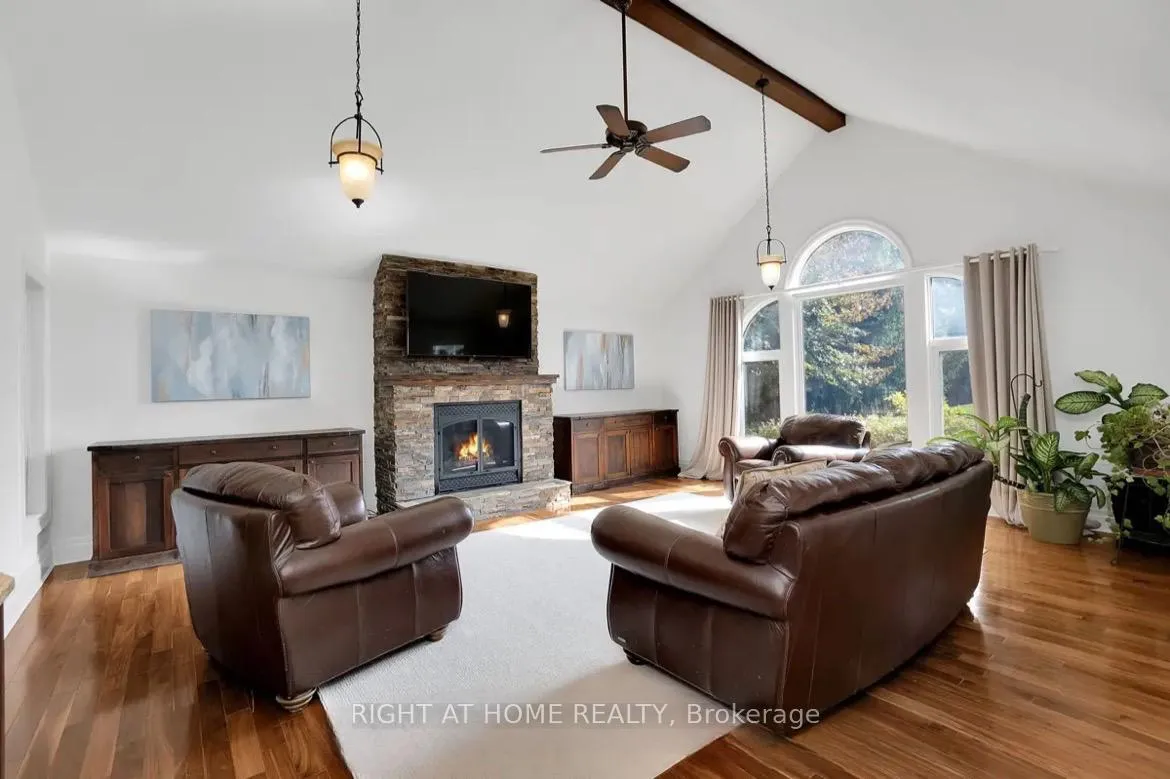 Photo 10 of 67 Moore Park Drive, King, Schomberg — HOMEH