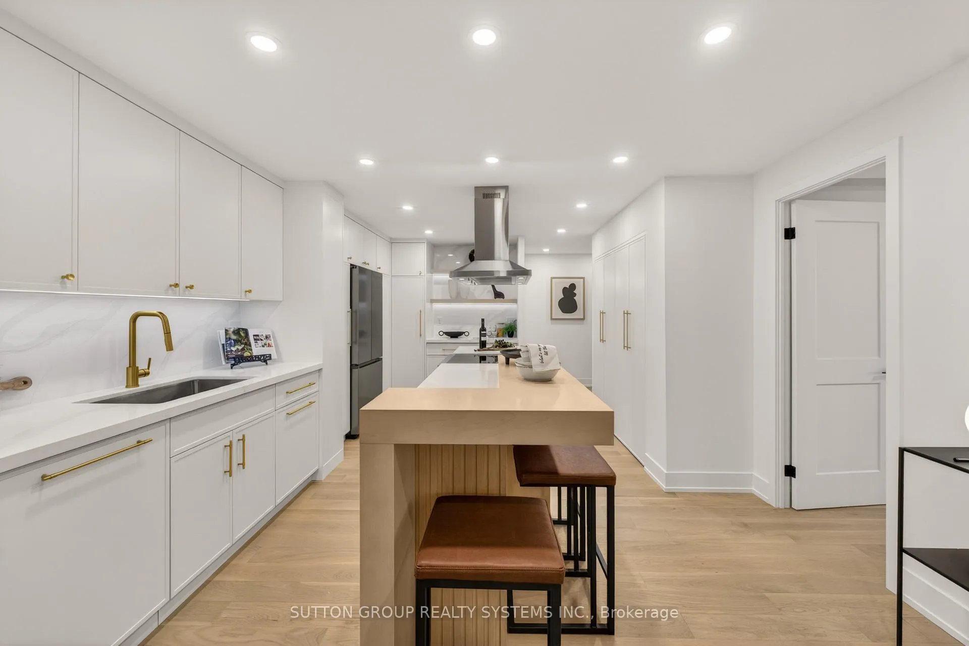 Photo 3 of Unit 1409, 820 Burnhamthorpe Road, Etobicoke, Markland Wood — HOMEH