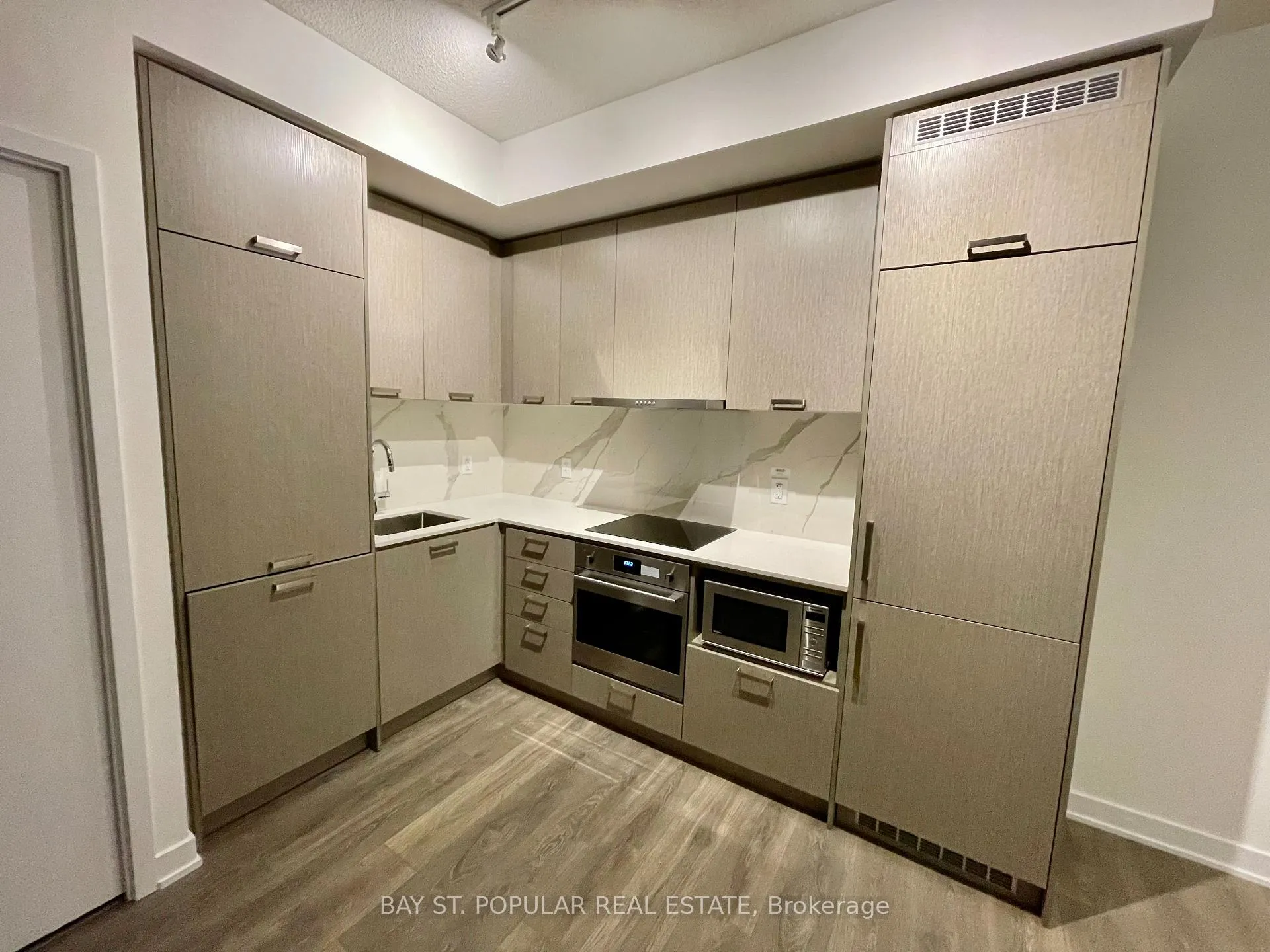 Photo 8 of Unit 612, 10 Honeycrisp Crescent, Vaughan, Vaughan Corporate Centre — HOMEH