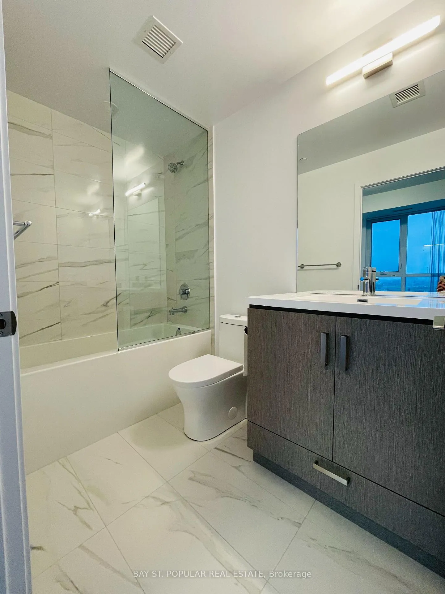 Photo 13 of Unit 612, 10 Honeycrisp Crescent, Vaughan, Vaughan Corporate Centre — HOMEH