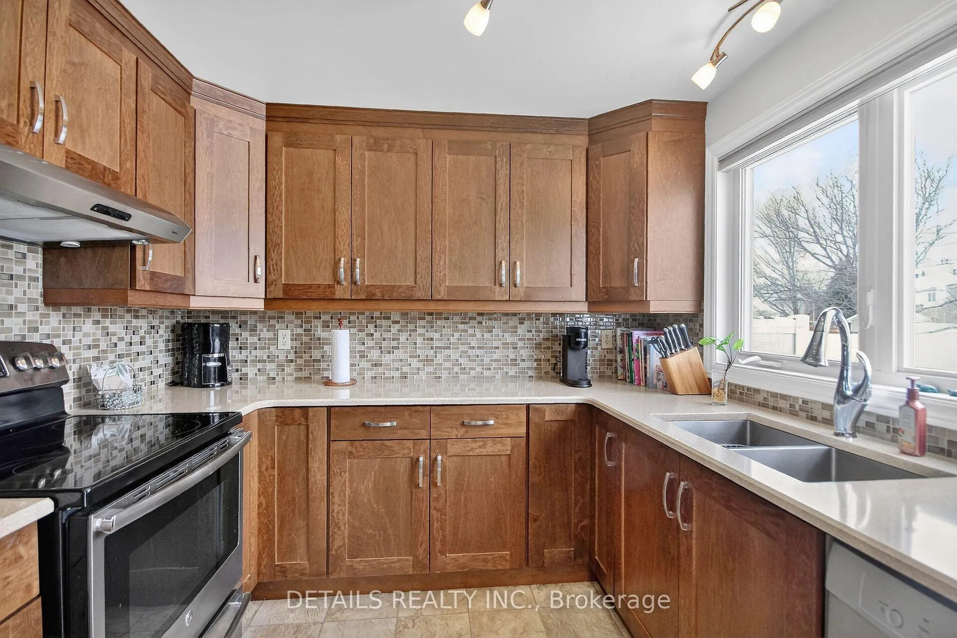 Photo 16 of 6105 Lariviere Crescent, Ottawa, Chapel Hill South - Orleans Village — HOMEH