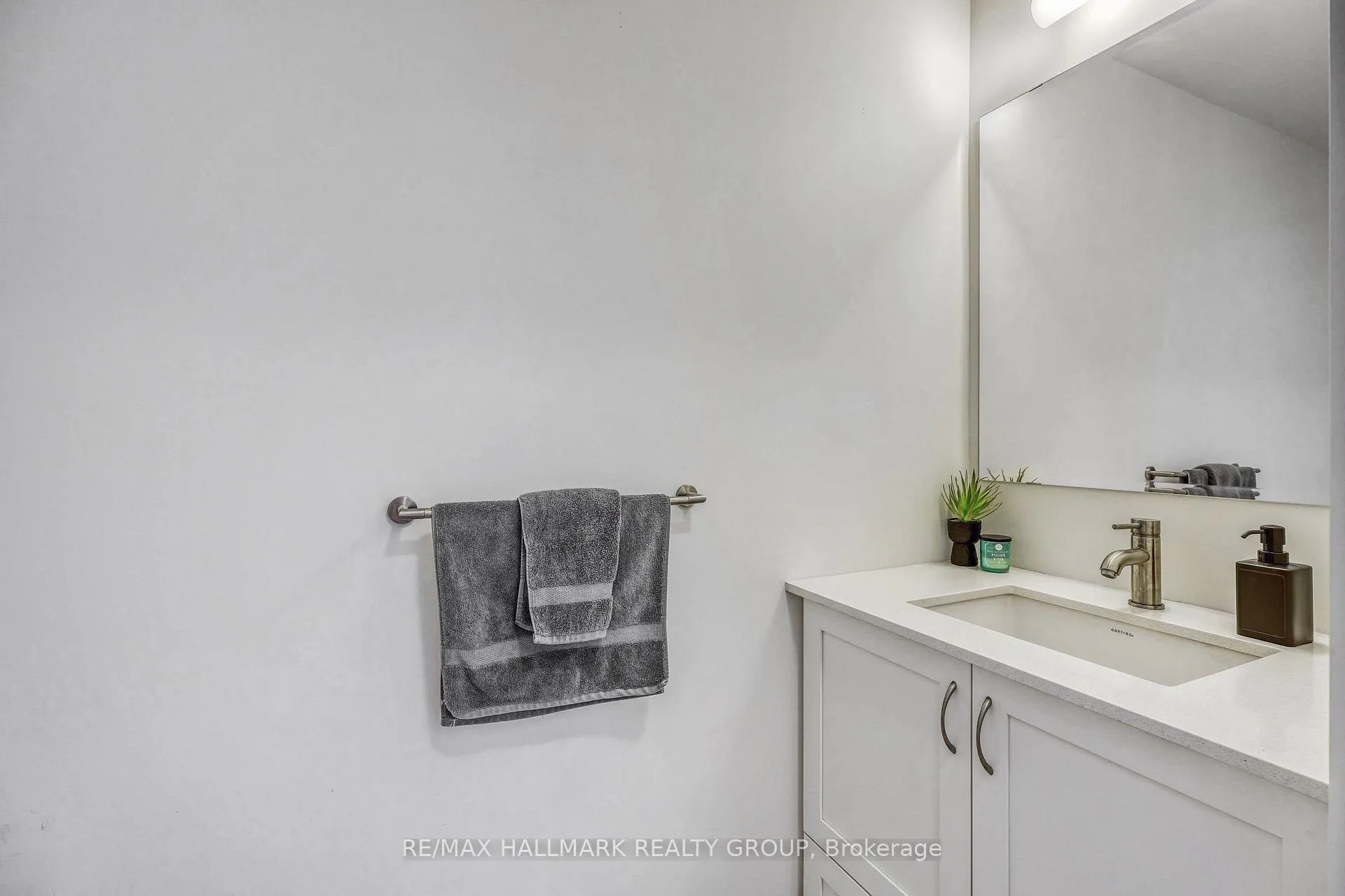 Photo 8 of Unit 814, 411 Mackay Street, Ottawa, Lindenlea — HOMEH