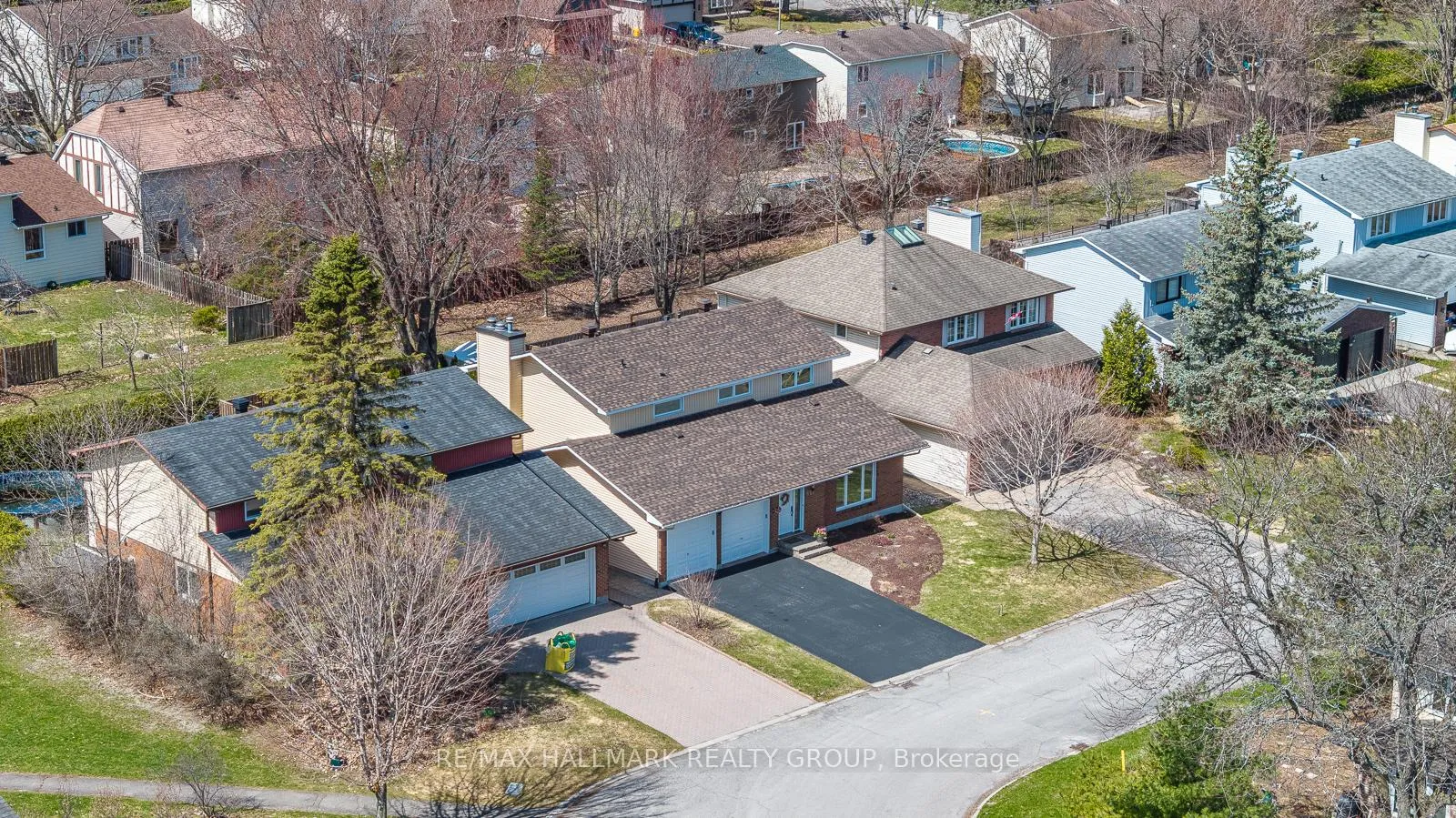 Photo 2 of 853 Acadian Gardens, Ottawa, Convent Glen — HOMEH