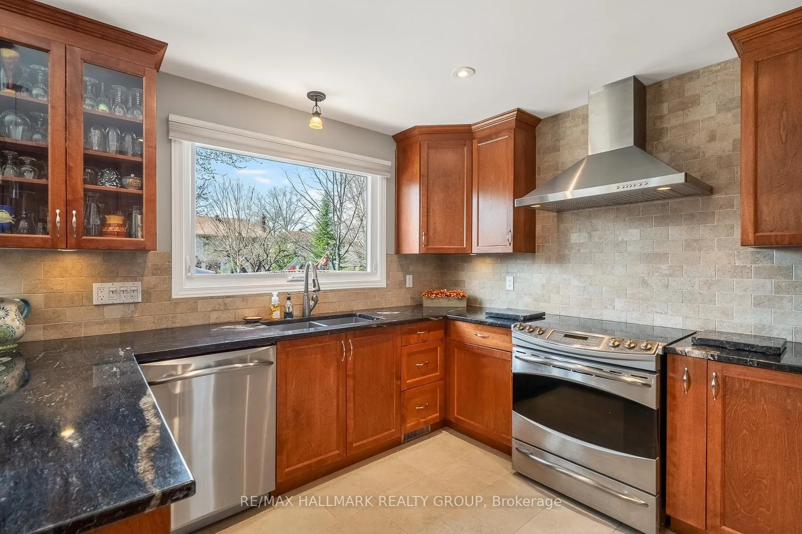Photo 18 of 853 Acadian Gardens, Ottawa, Convent Glen — HOMEH