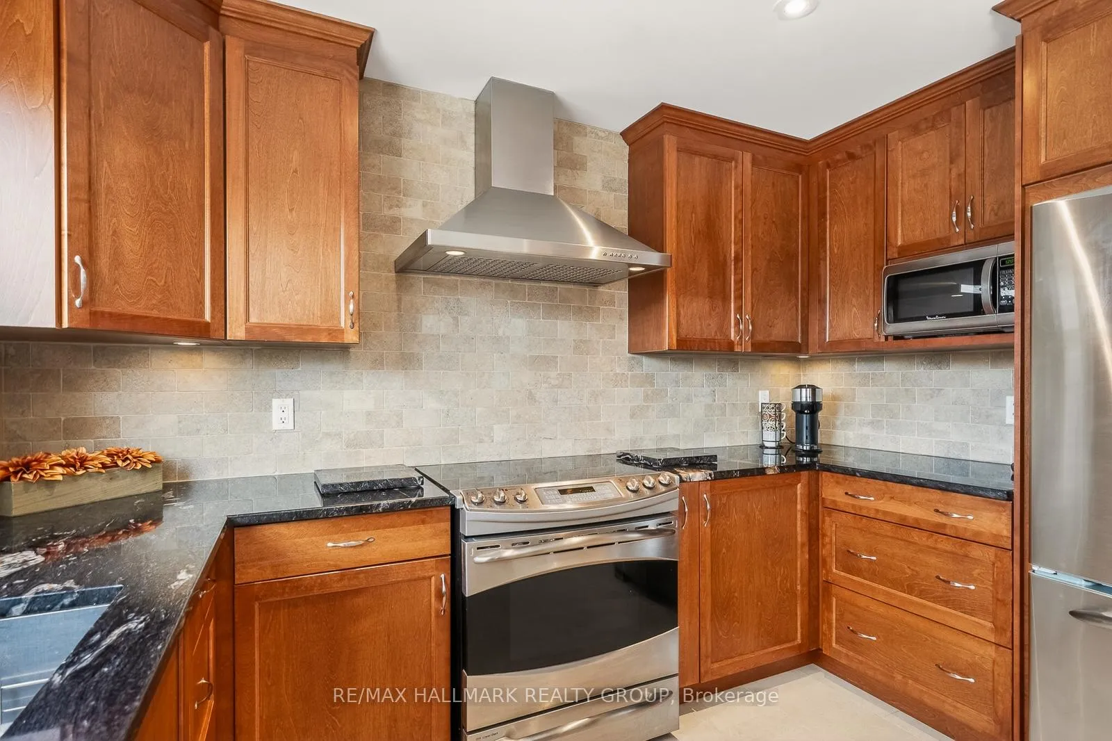 Photo 20 of 853 Acadian Gardens, Ottawa, Convent Glen — HOMEH